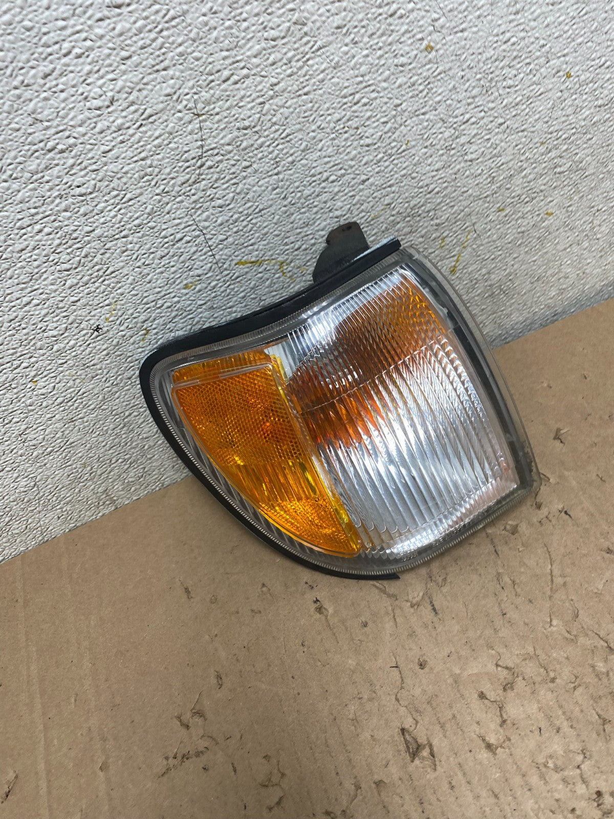 1999 to 2004 Nissan Pathfinder Passenger Corner Park Light Turn Signal P9470 DW2