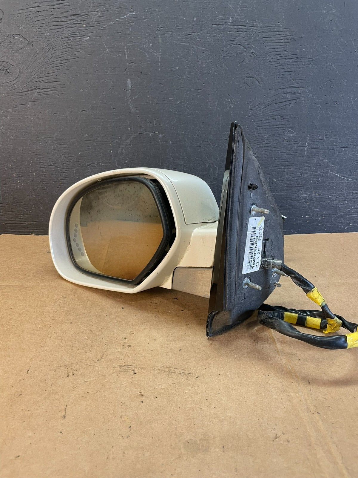 2007 - 2014 Cadillac Escalade Left Driver Door Mirror Turn Signal AE0980 DW2