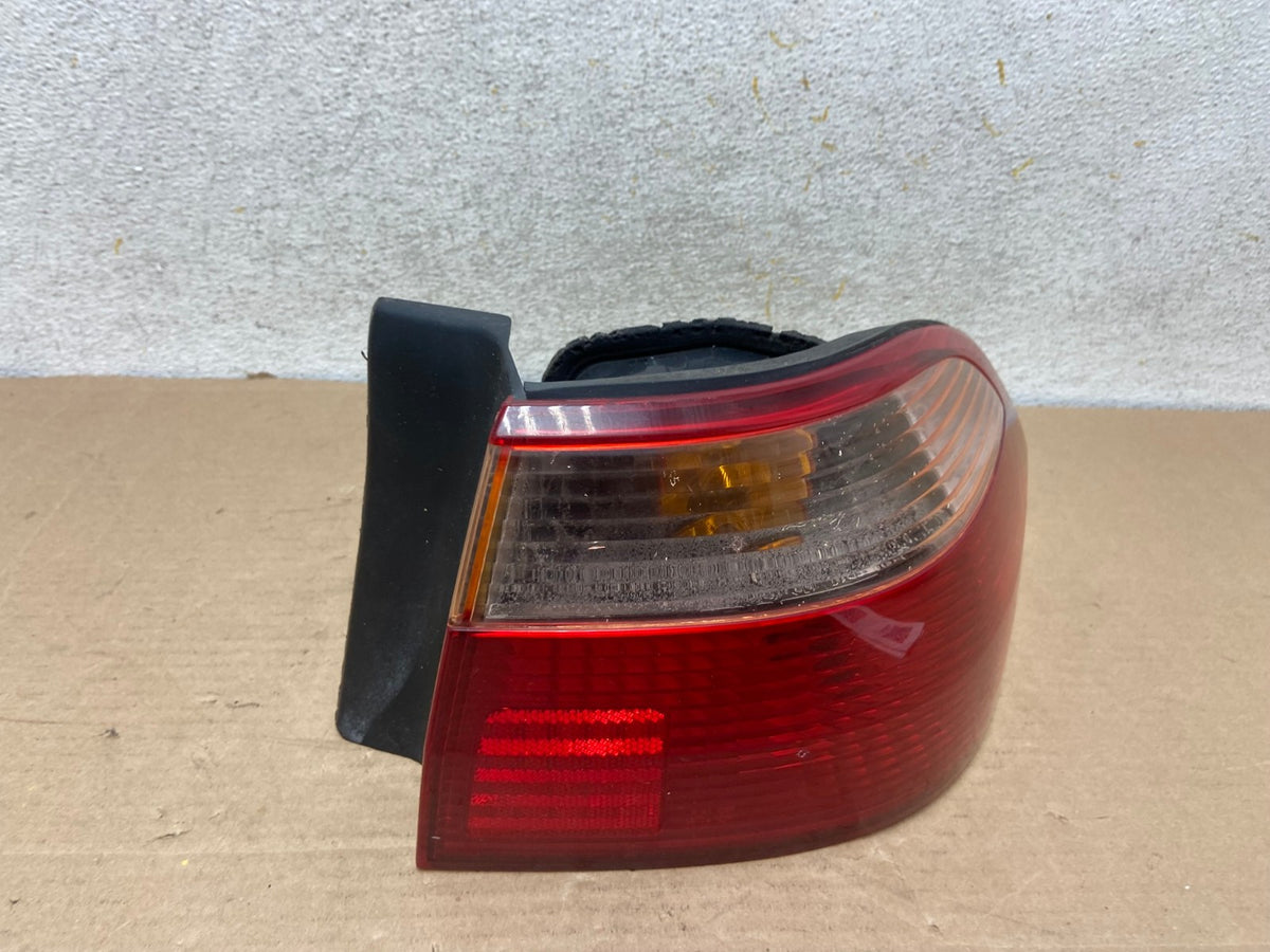 1998 to 2000 Honda Accord Sedan 4door Right RH Side Tail Light AH9412 LK2