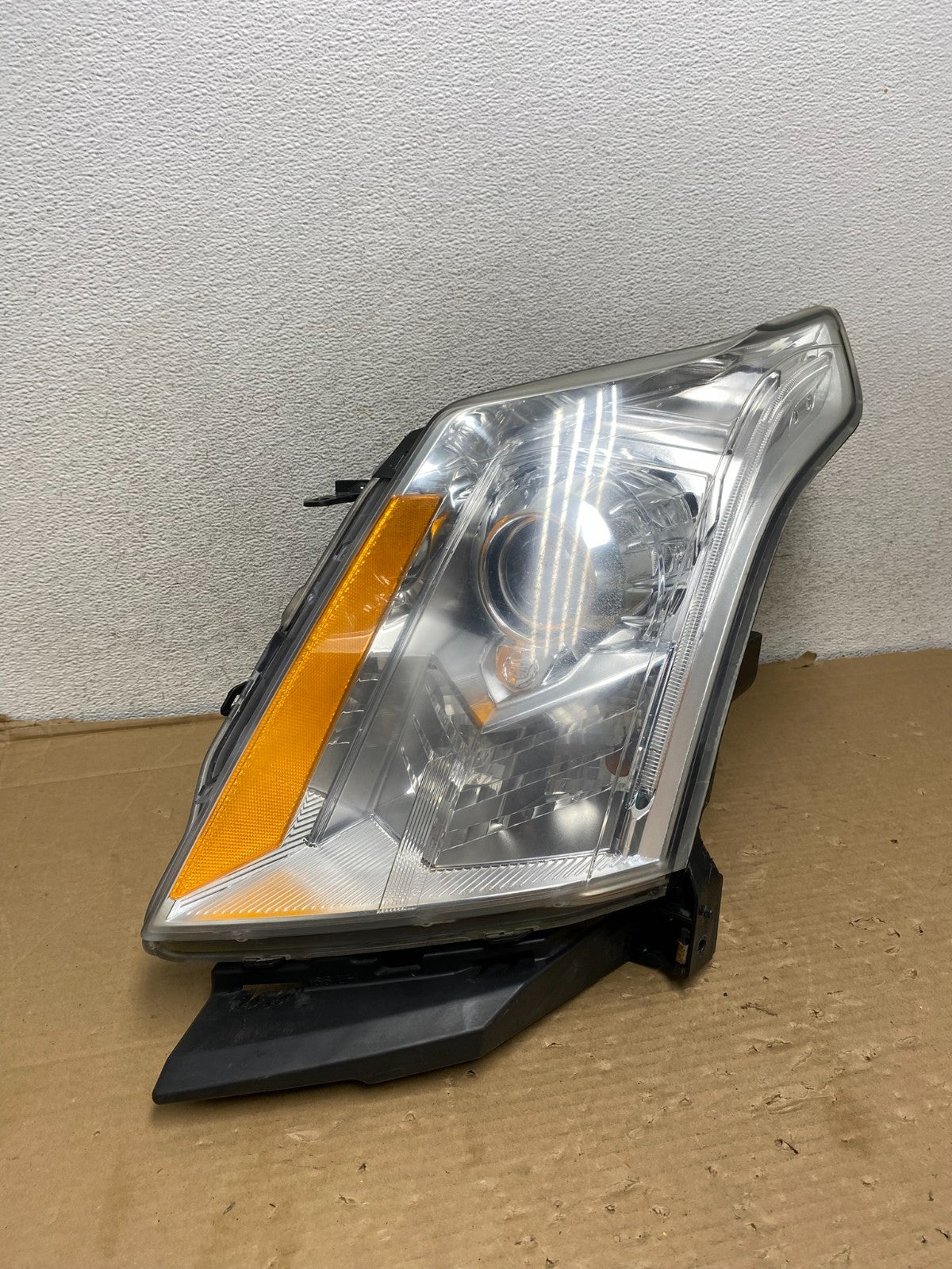 Xenon 2010 to 2016 Cadillac SRX Left Driver LH Side Headlight AG9234 DW0