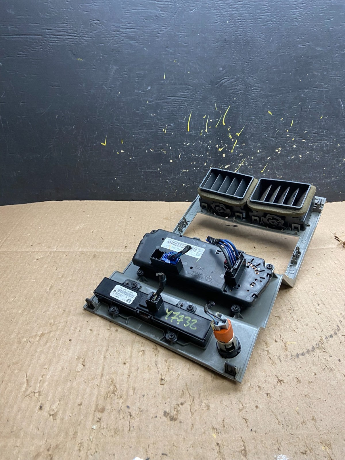 2007 to 2012 Dodge Nitro Dash Climate Temperature Control Radio Bezel Y7732 DG3