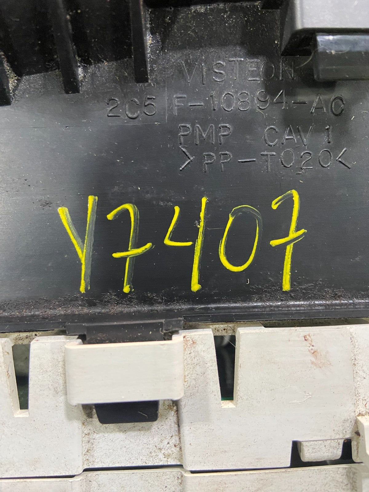 2004 to 2005  Lincoln Navigator Aviator Speedometer Gauge Cluster Y7407 DG8
