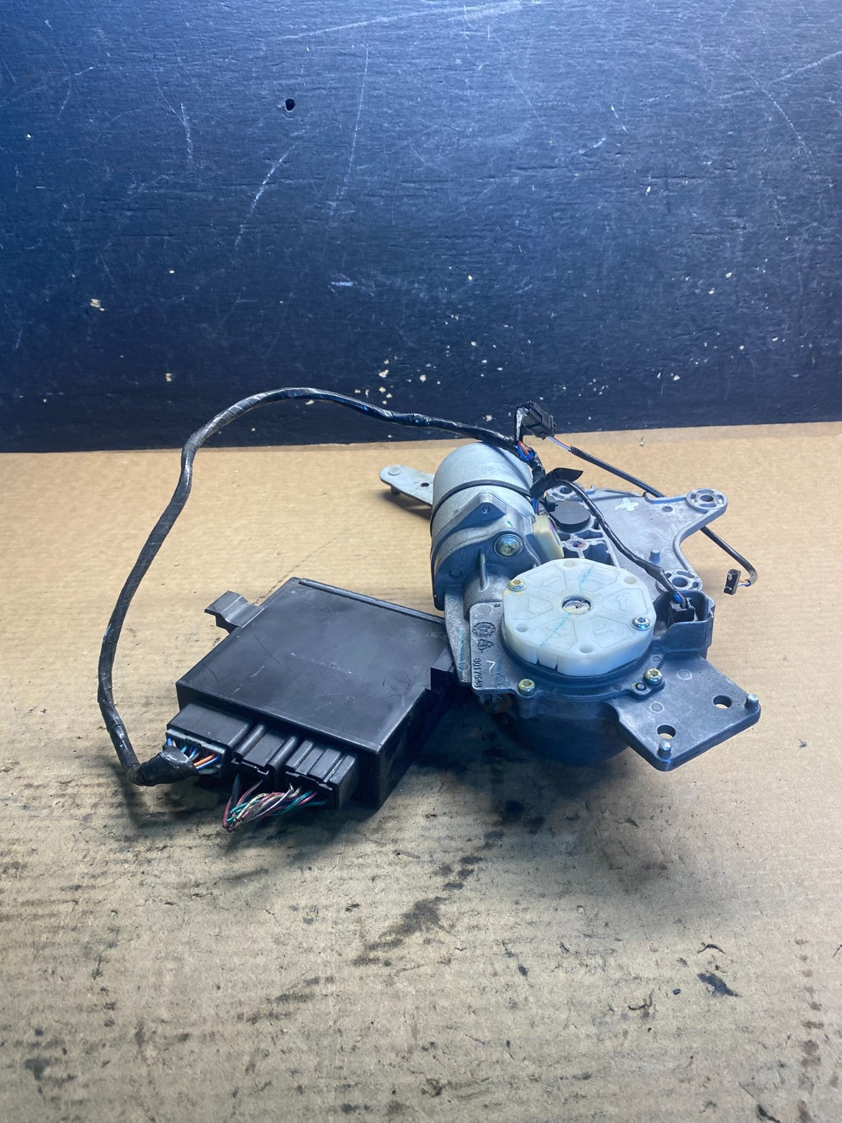 2009 to 2016 GMC Acadia Rear Trunk Liftgate Power Motor Actuator OEM AA0740 DG2