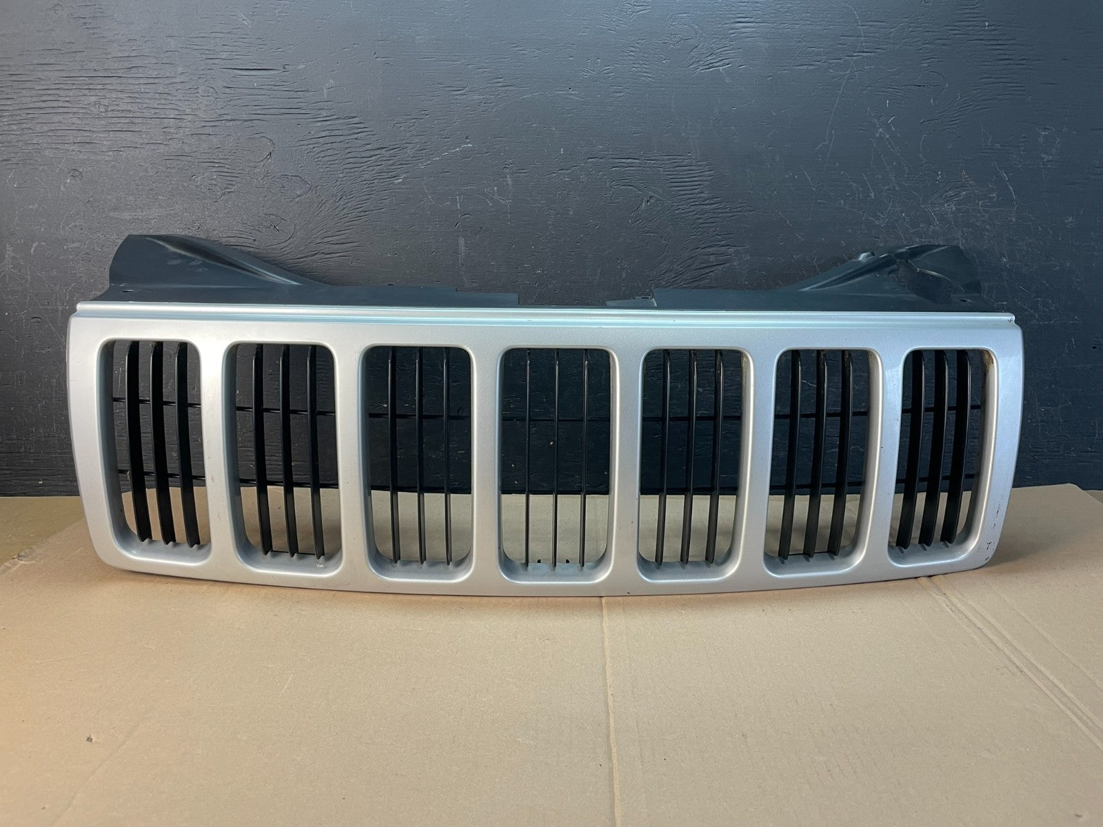 2005 to 2007 Jeep Grand Cherokee Front Upper Grill Grille AD8325 DG0