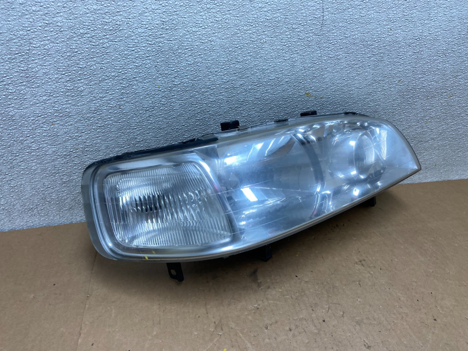 1995 to 1997 Acura TL Driver Side Right Passenger Side Headlight Z69392