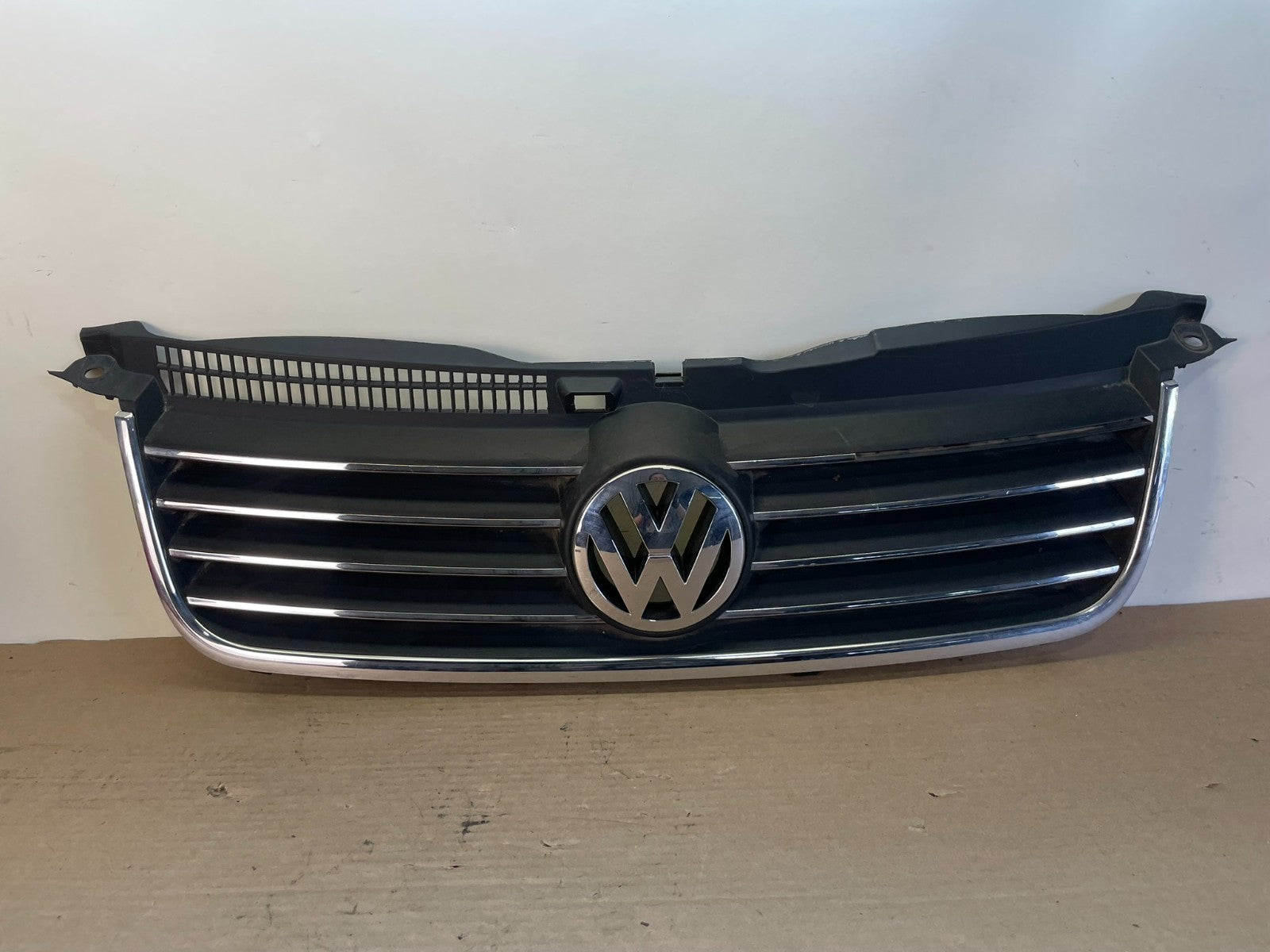 2001 to 2005 Volkswagen Passat Front Upper Grill Grille af8491 DG0