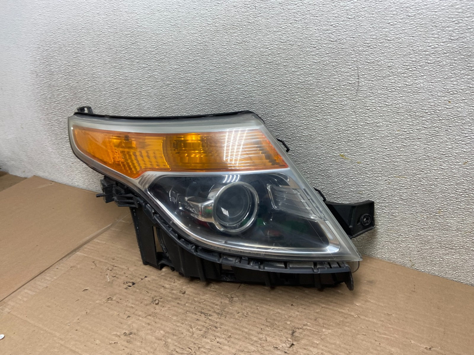 2011 to 2015 Ford Explorer Right Passenger Halogen Headlight Oem AA9509 DW1