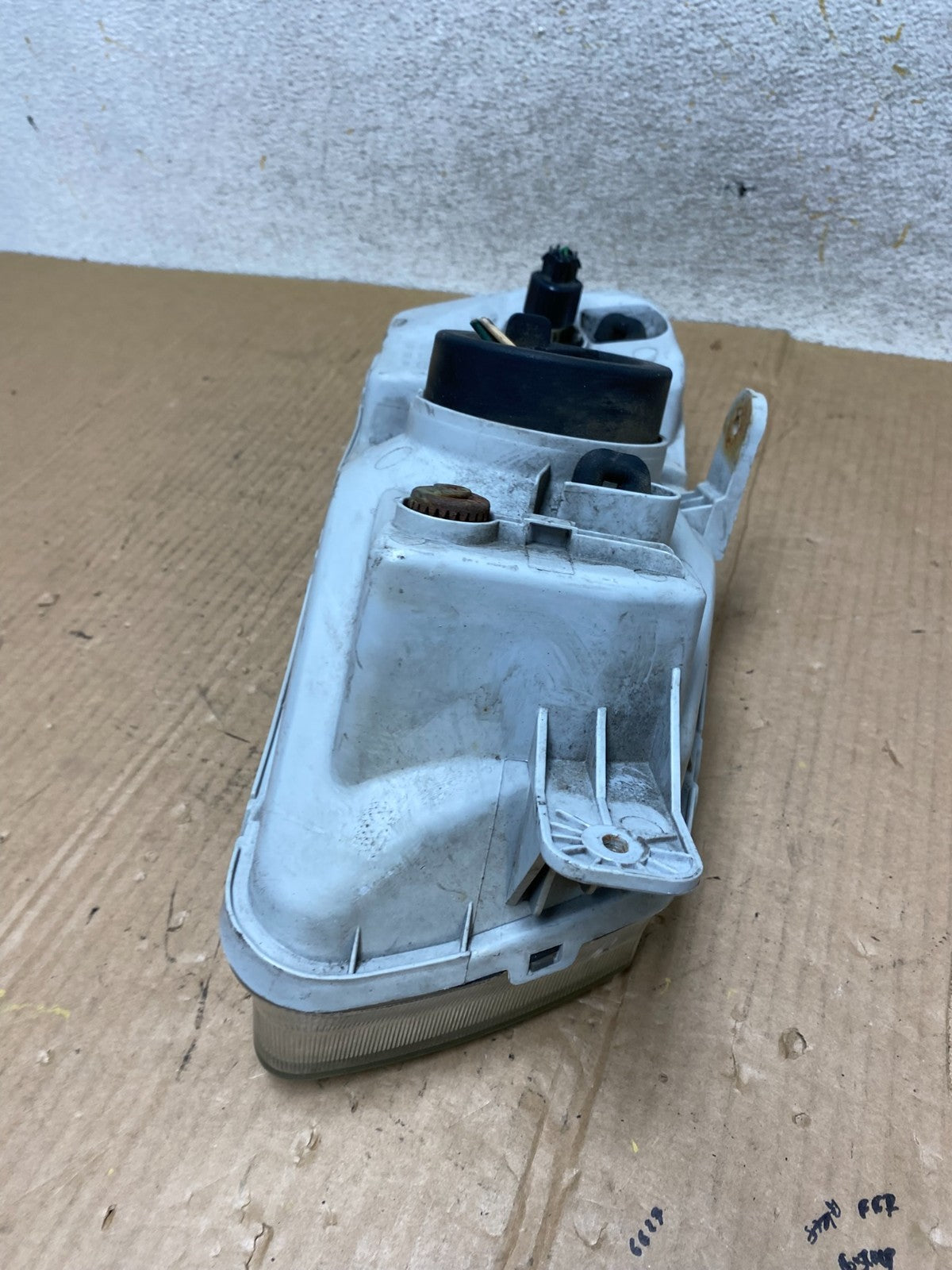 2000-2002 Hyundai Accent Left Driver LH Halogen Headlight AI6630 DW6