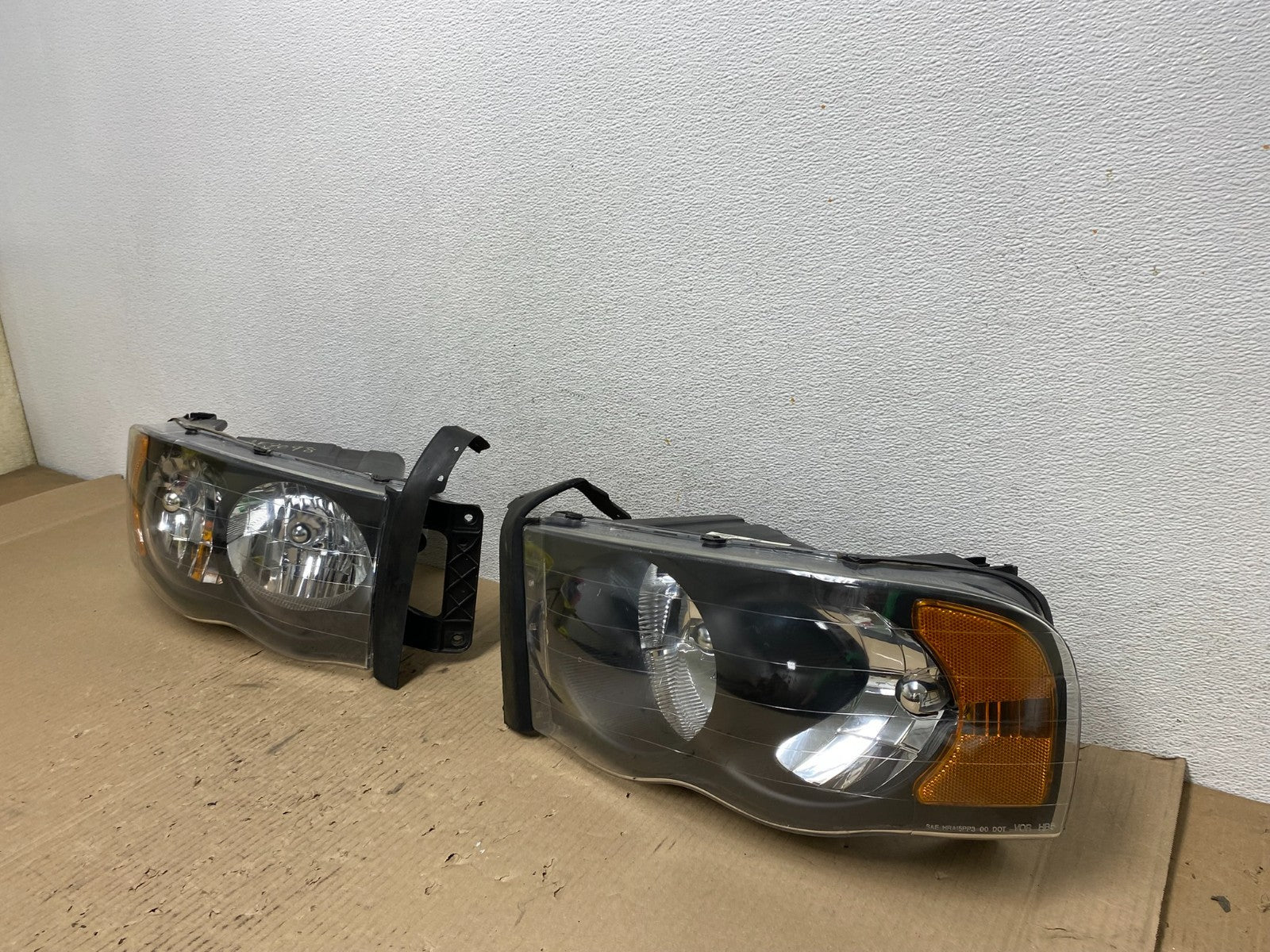 2002 to 2005 Dodge Ram Left+Right Side Halogen Headlights AE7098 DW1