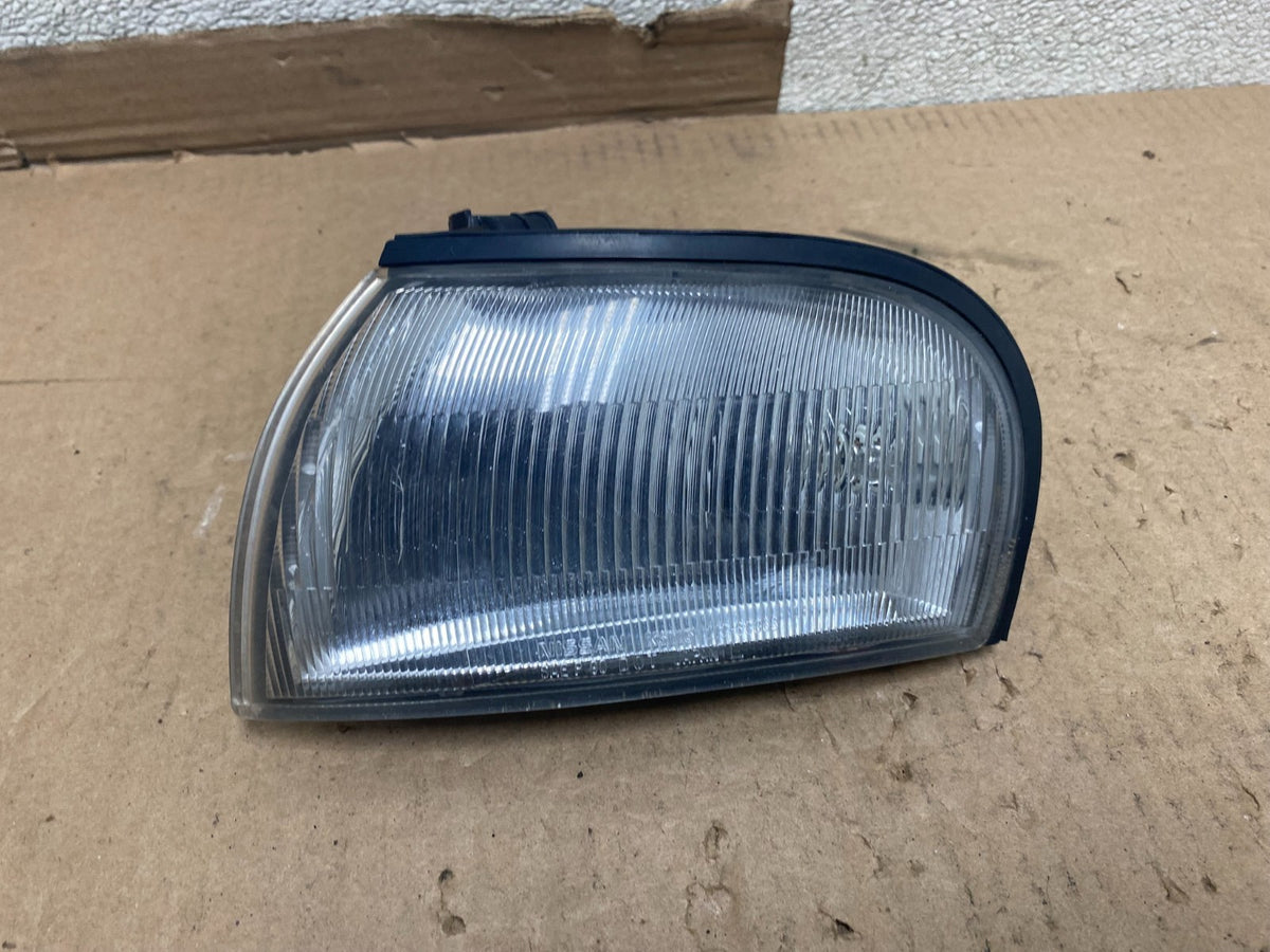 1993 to 1997 Infiniti J30 Y32 Front Driver Side Corner Light Lamp U8626 PS0