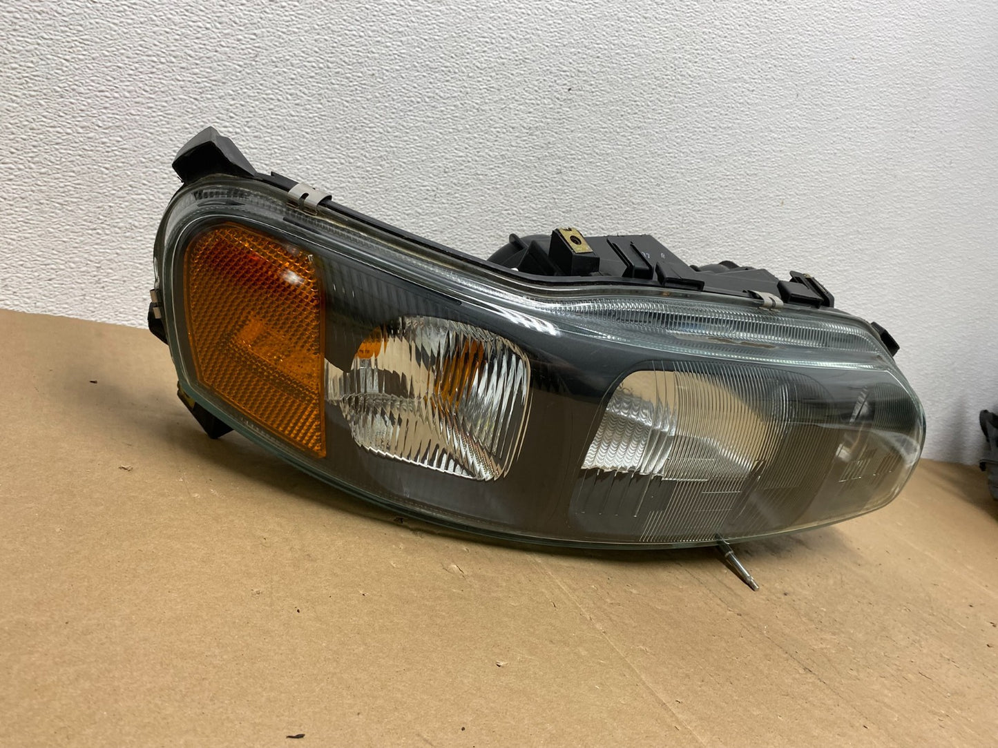 2001 to 2004 Volvo S60 Right Passenger Side Headlight Halogen AC5729 DW2