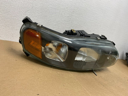 2001 to 2004 Volvo S60 Right Passenger Side Headlight Halogen AC5729 DW2