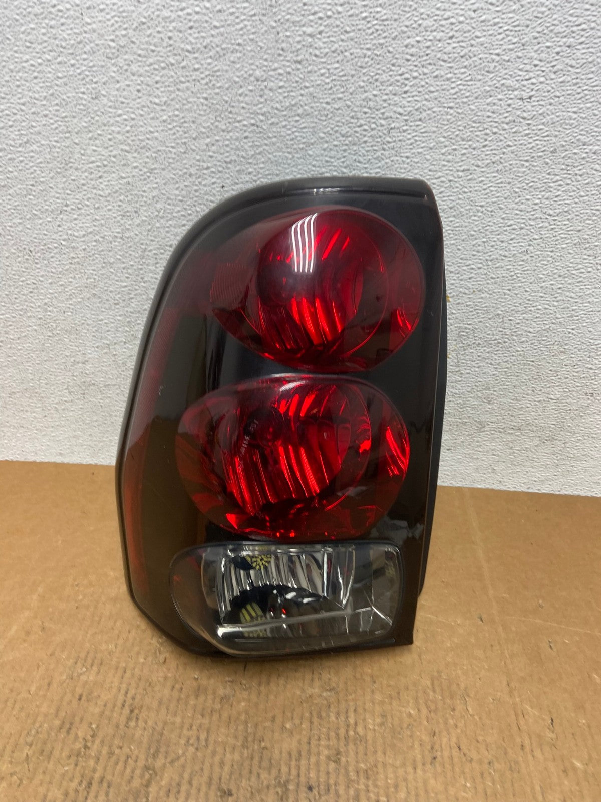 2002 to 2009 Chevrolet Trailblazer Left Driver LH Side Tail Light AE1328 LK0