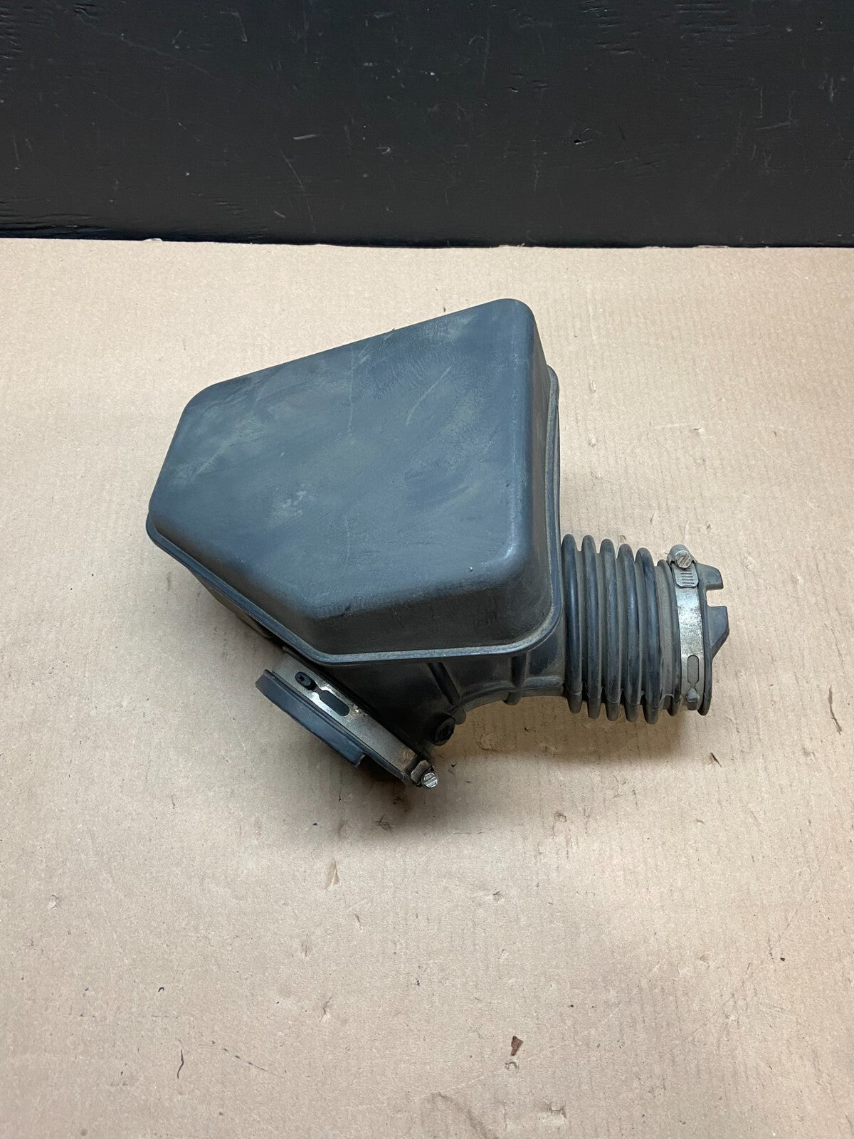 2007 to 2010 Lincoln MKX 3.7L Air Cleaner Box Resonator OEM D5005 DG10