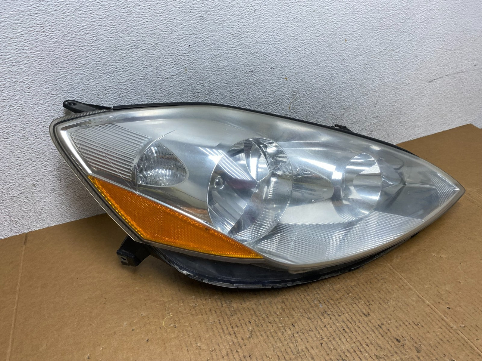 2006 to 2010 Toyota Sienna Right Passenger Rh Side Headlight Halogen AE0493 DW2