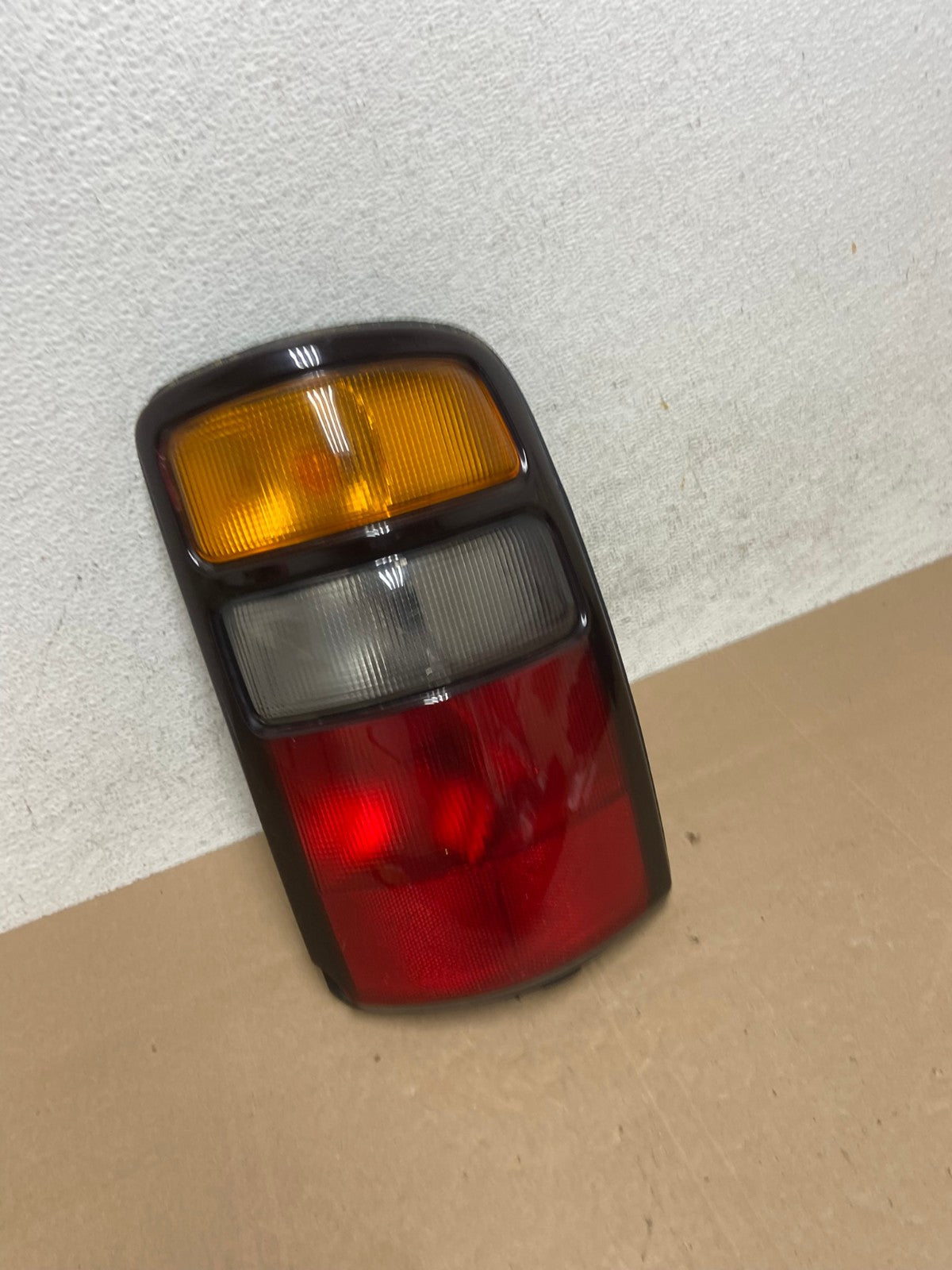 2000 - 2006 Chevrolet Suburban Tahoe Yukon Right Passenger Tail Light AE4925 LK2