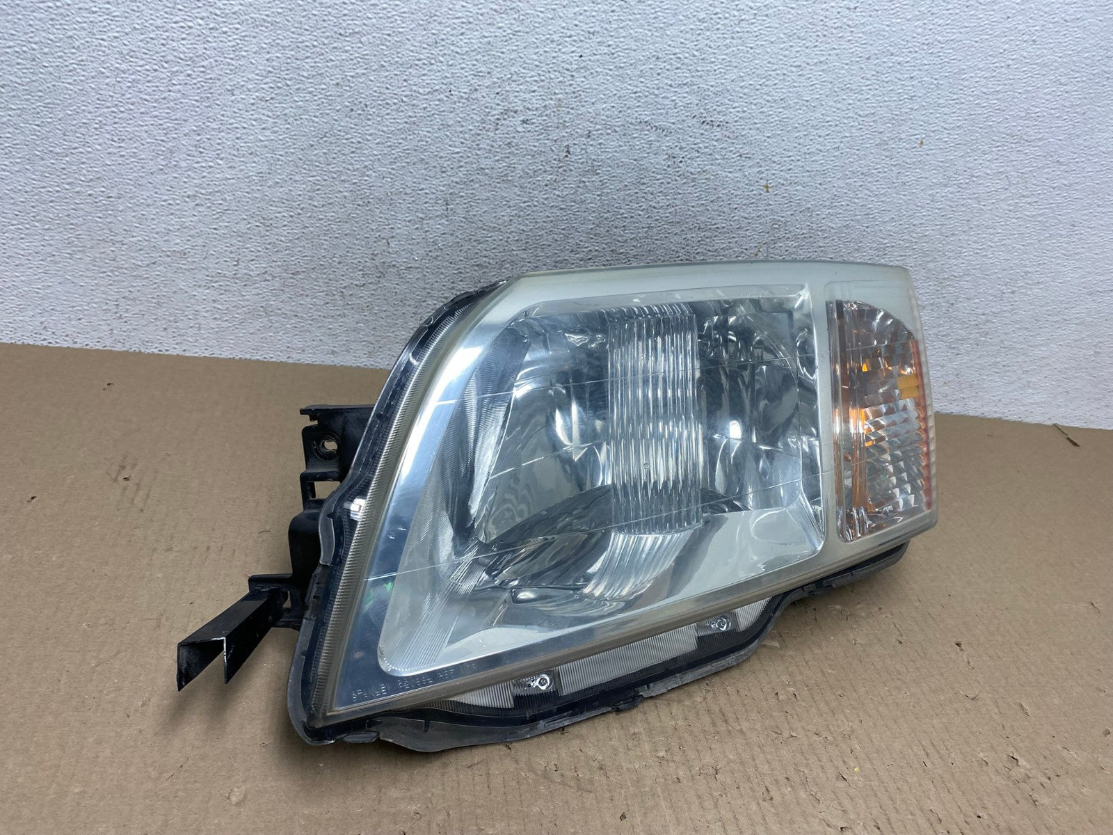 2004 - 2008 Mitsubishi Endeavor Headlight Left Driver Lh Side AE9678 LK2
