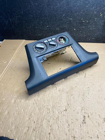 2003-2006 Mitsubishi Outlander Radio Climate Temperature Control Bezel AJ1561 DG2