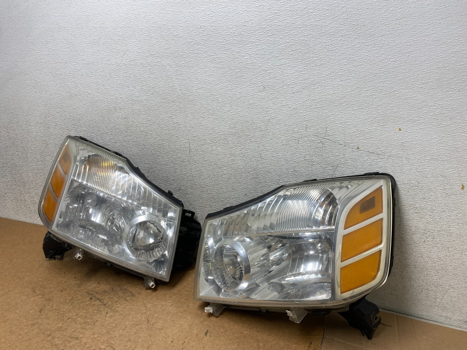 2004 to 2007 Nissan Armada Left+Right Side Set Headlights Oem S6968 DW1