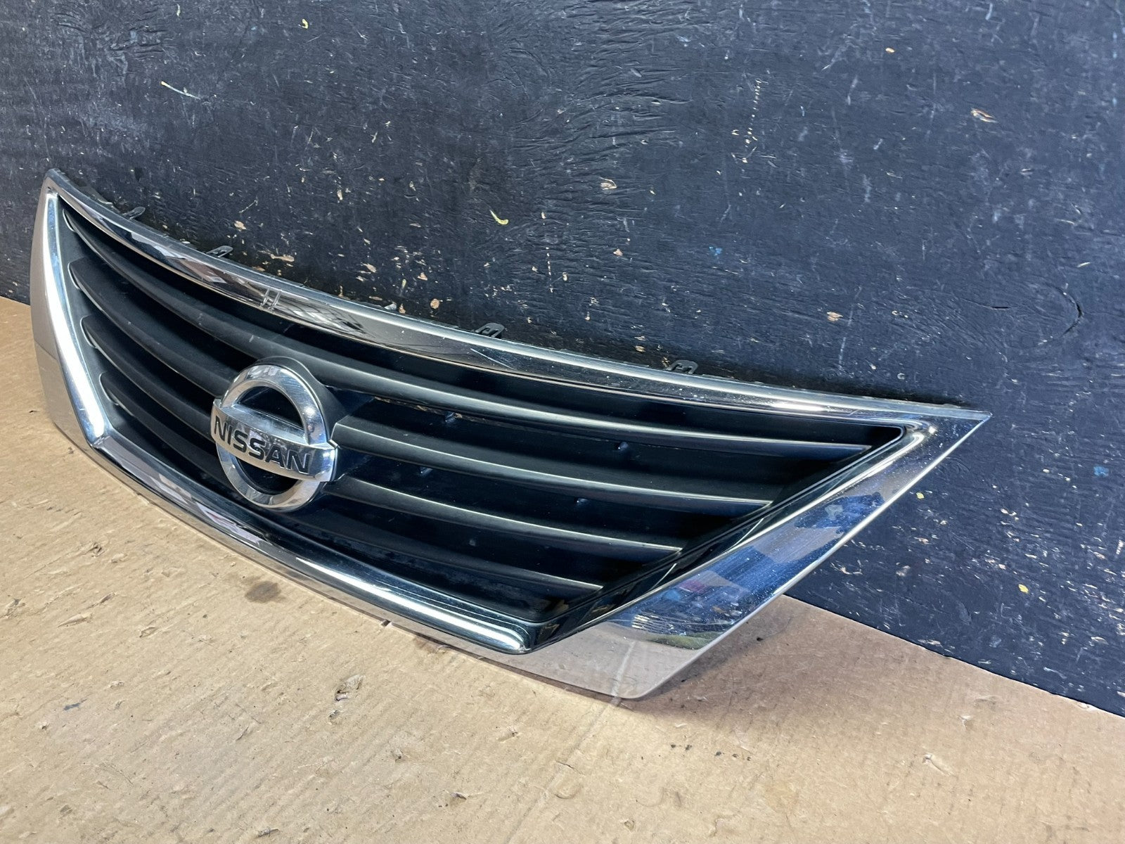 2012 to 2014 Nissan Versa Sedan Front Upper Grill Grille Y9699 DG2