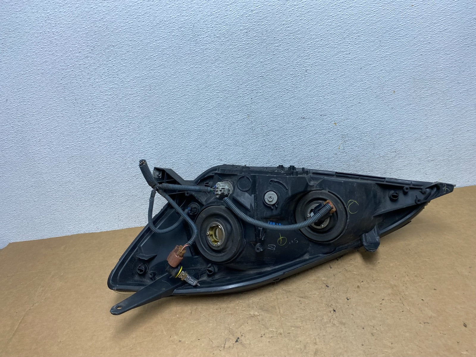 2004-2005 Toyota Sienna Right Passenger Halogen Headlight AD5249 DW5