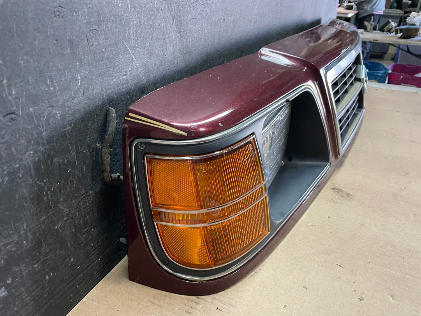 1985 1989 Plymouth Reliant Right Headlight Bezel W/Turn Signal Marker OEM L91332