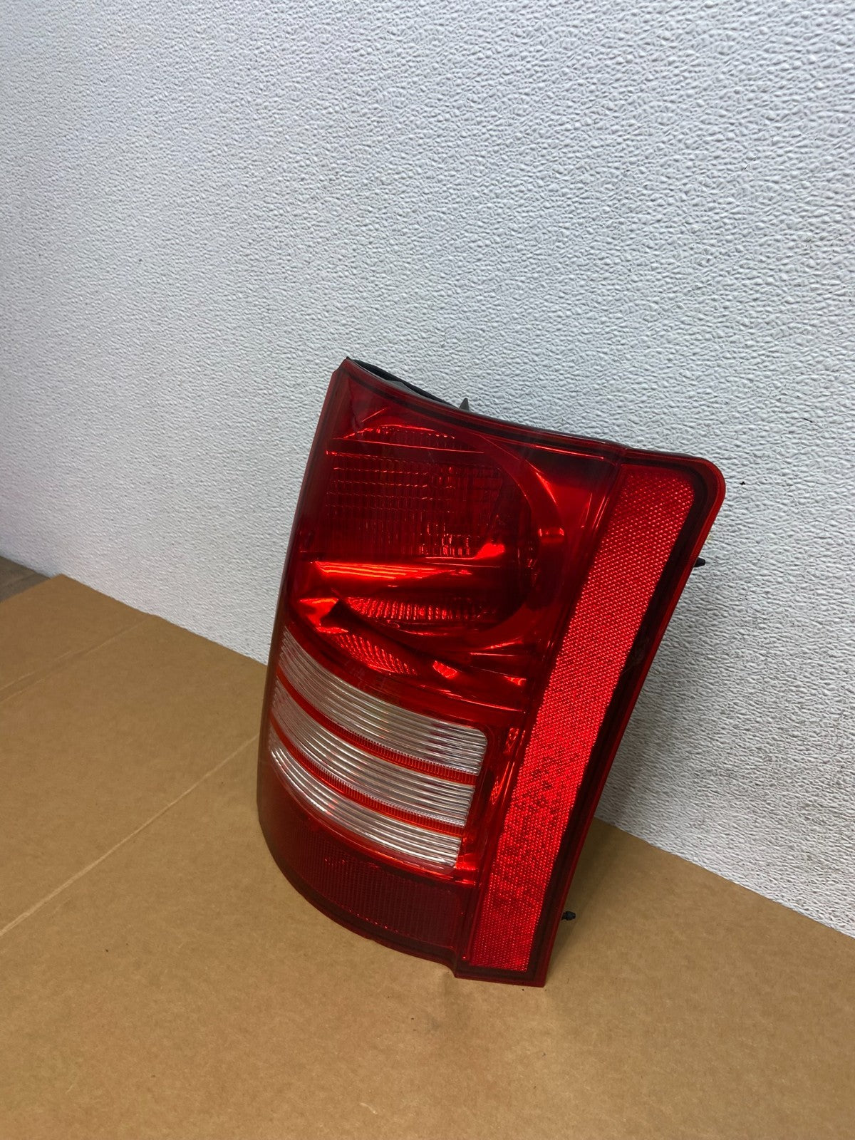 2008 - 2010 Chrysler Town And Country Right Passenger Tail Light AD8870 DW1