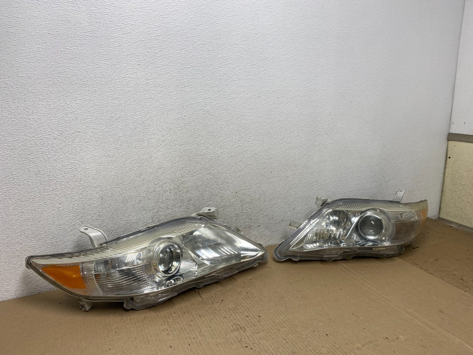 2010 - 2011 Toyota Camry Left+Right Halogen Headlights AF5862 DW2