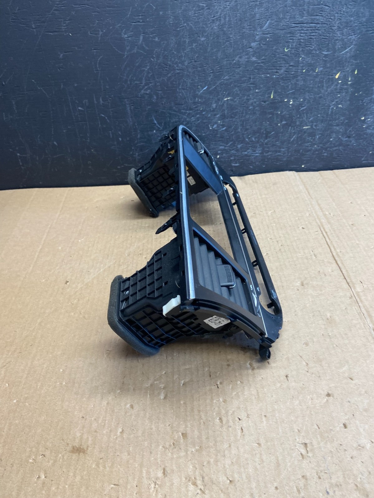 2017-2019 Hyundai Elantra Center Radio Climate Control Air Vent Bezel AE4247 DG1