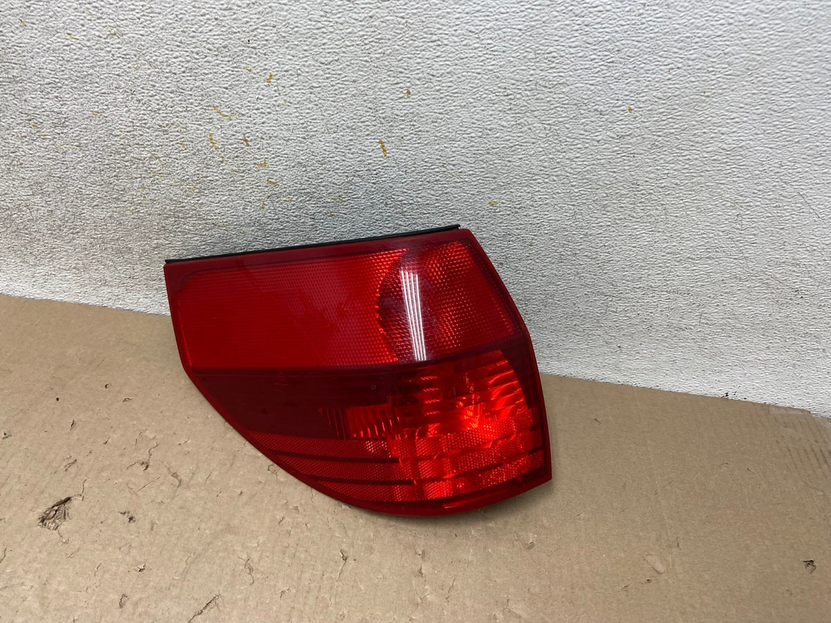 2004 to 2005 Toyota Sienna Left Driver LH Side Tail Light AH6945 LK2