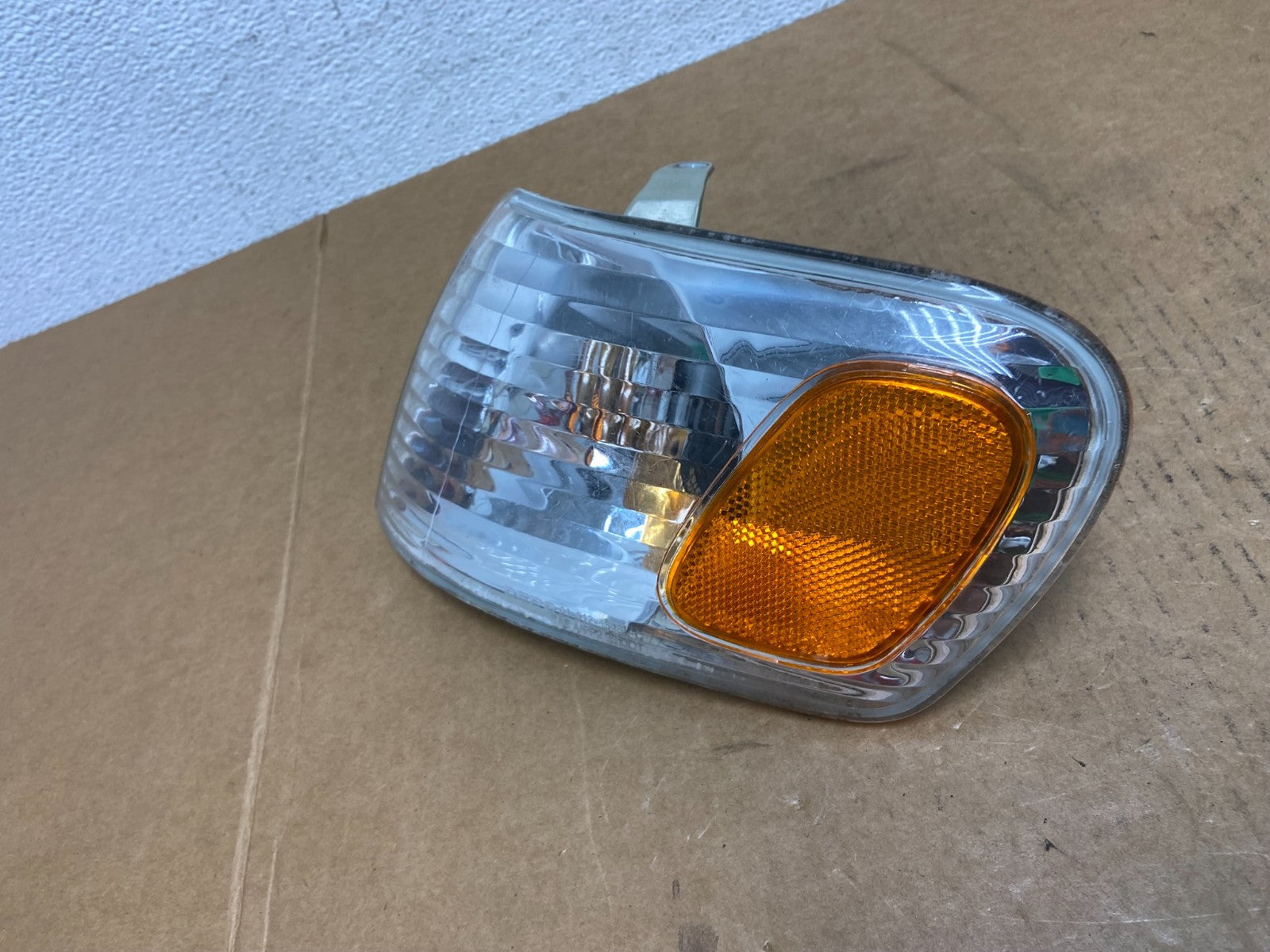 2001-2002 Toyota Corolla Left Driver Turn Signal/Marker Light AG5466 DW1