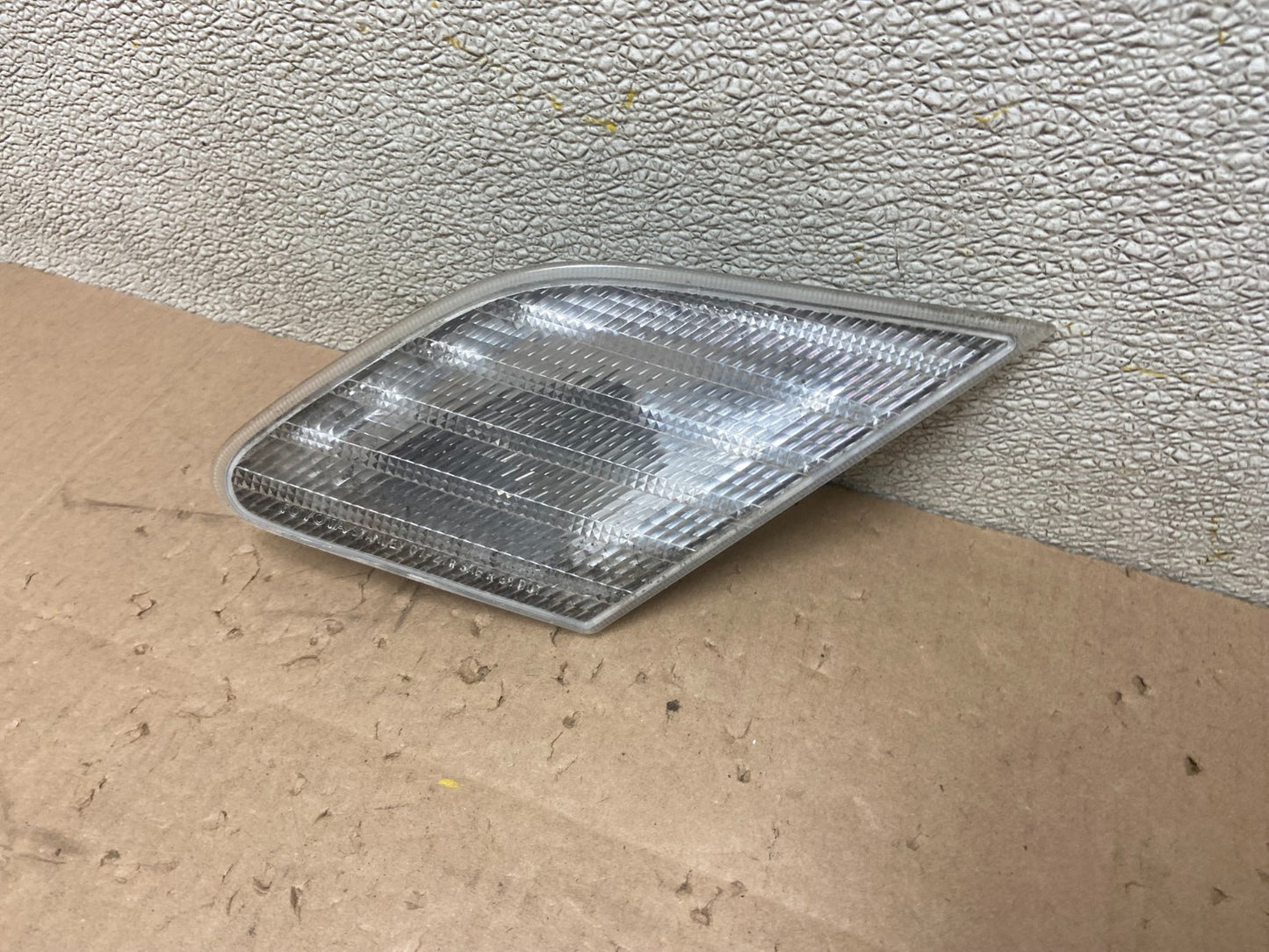 2000 2001 2002 Toyota Avalon Right Passenger Side Inner Tail Light Oem AA0530 DW1