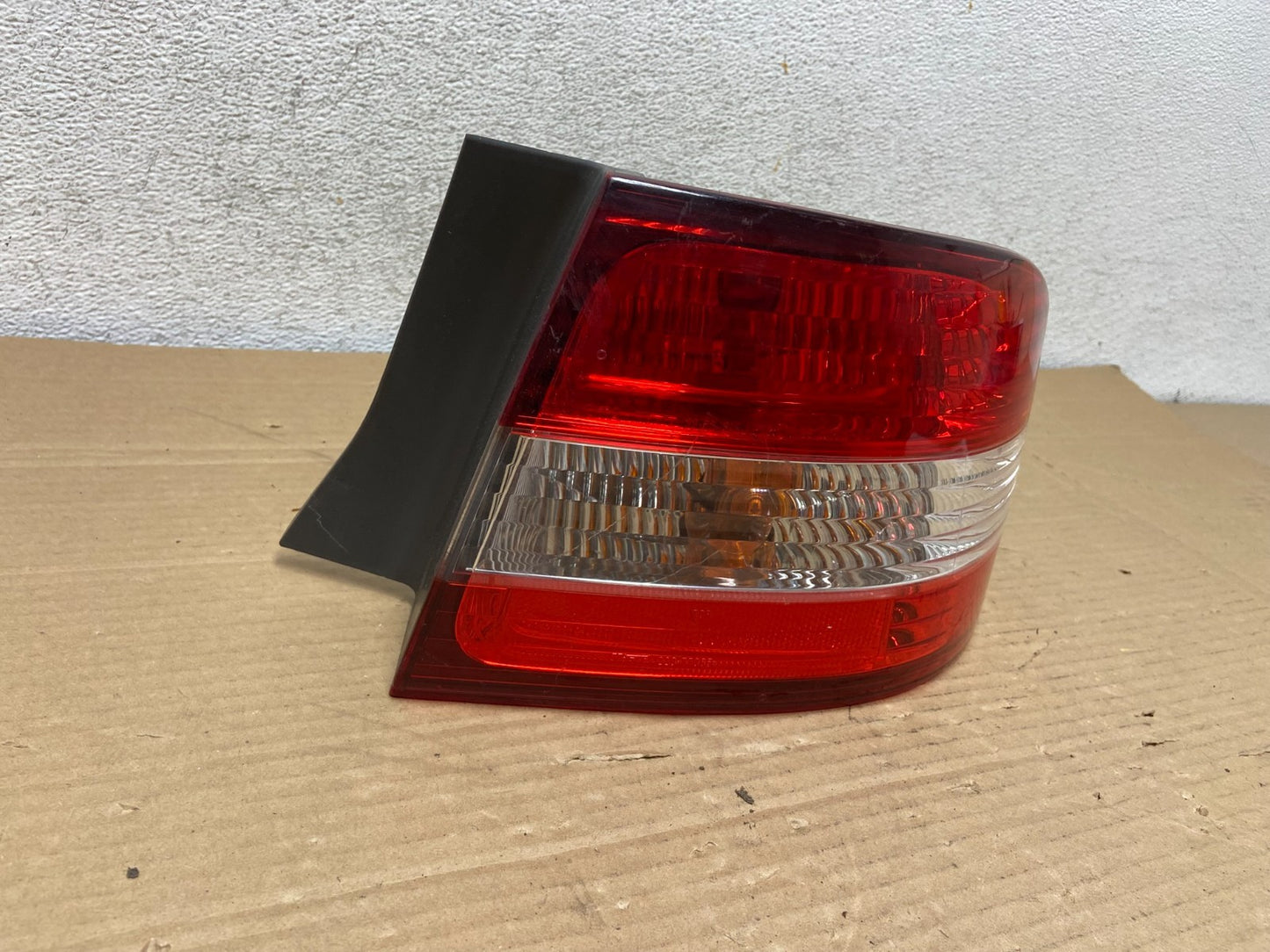 2000 2001 Lexus ES300 Outer Right Passenger RH Side Tail Light AG8947 DW1