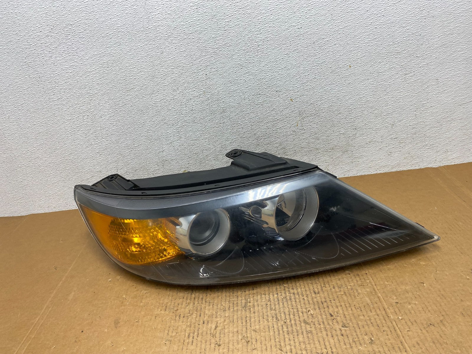 2011 to 2013 Kia Sorento Right Passenger RH Side Headlight Halogen AE1241 DW0
