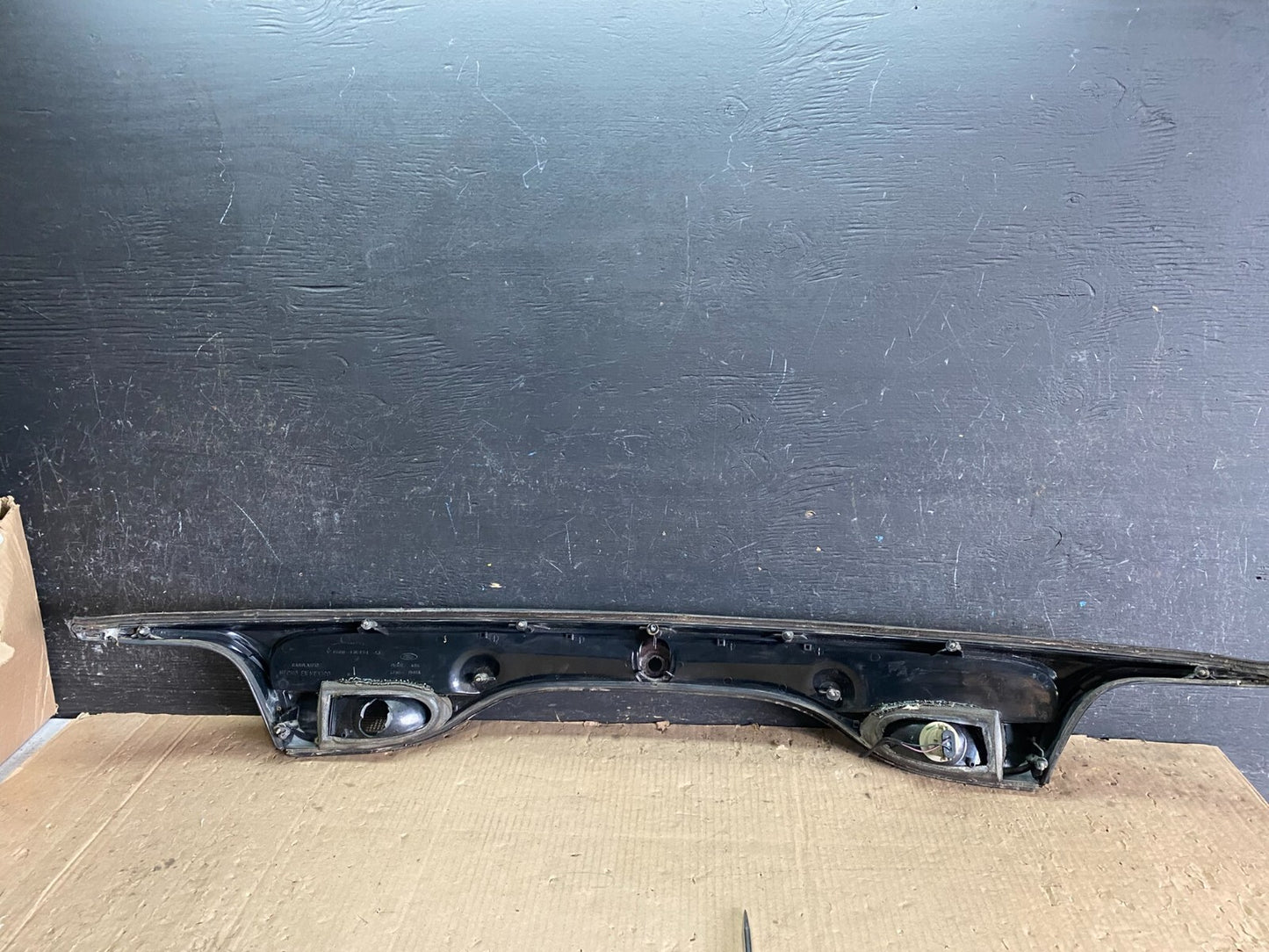 2000 to 2002 Ford Taurus Sedan Trunk Rear Center Lid Tail Light Panel i7989 DG7