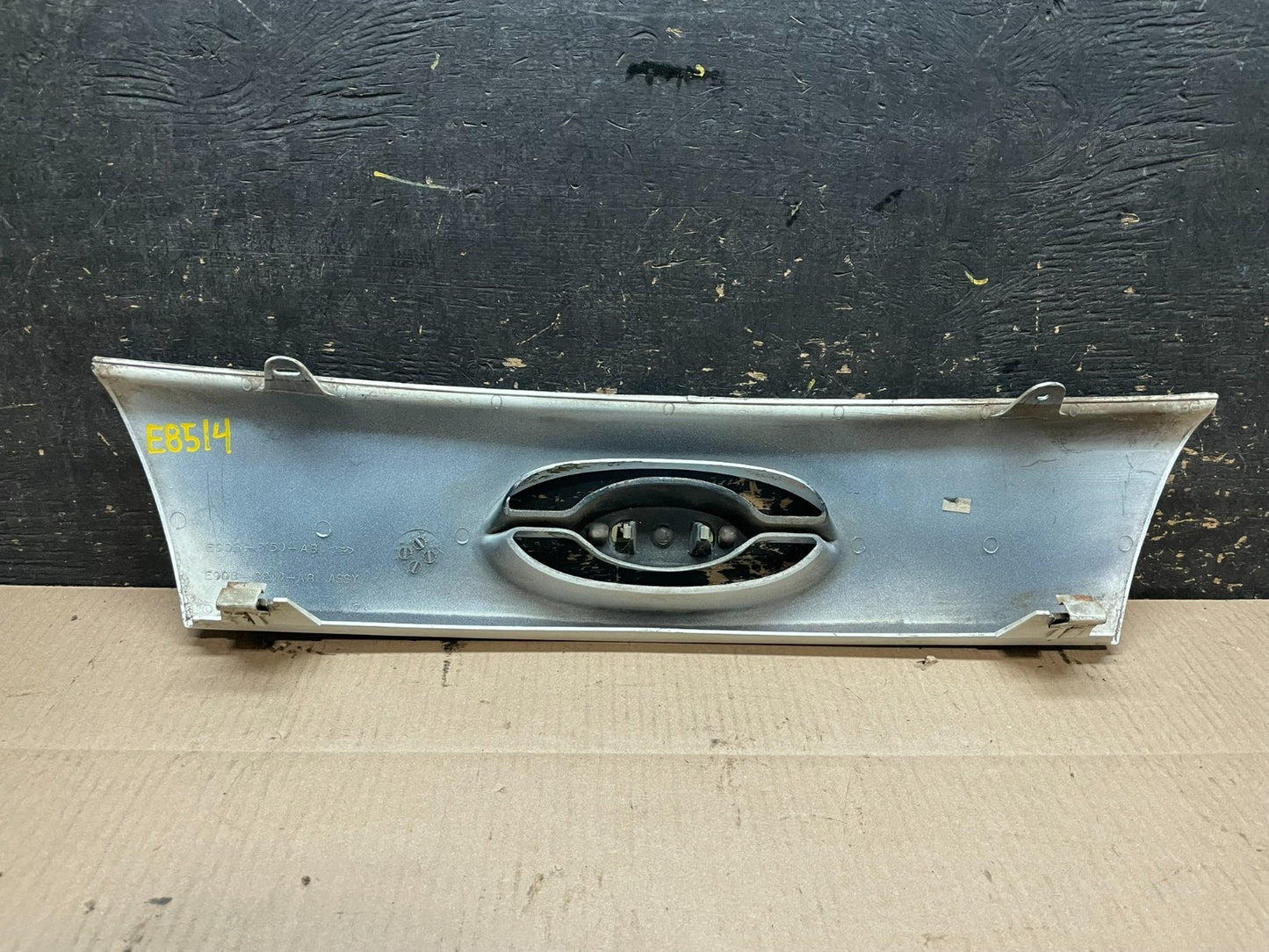 1986 to 1988 Ford Taurus Rear Trunk Lift Gate Tail Gate Molding  Z8413 DG5