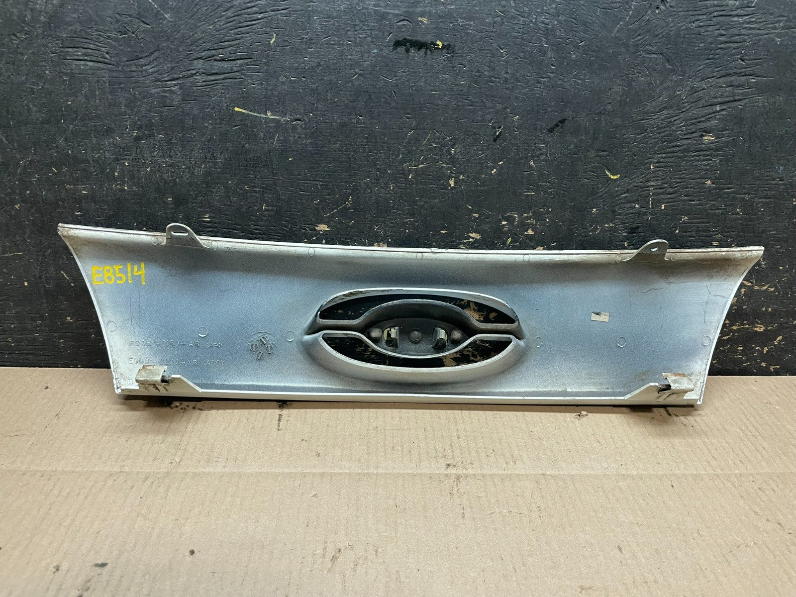 1986 to 1988 Ford Taurus Rear Trunk Lift Gate Tail Gate Molding  Z8413 DG5