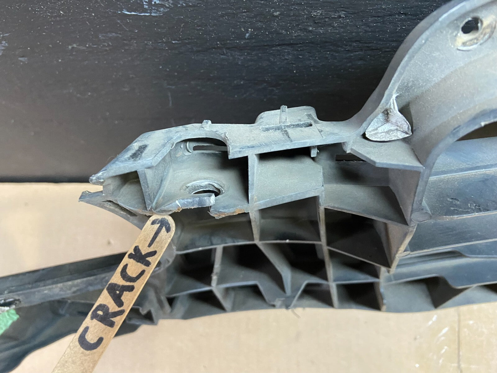 2009 2010 2011 Audi A6 Front Bumper Grille Bracket Retainer C9515 DG17