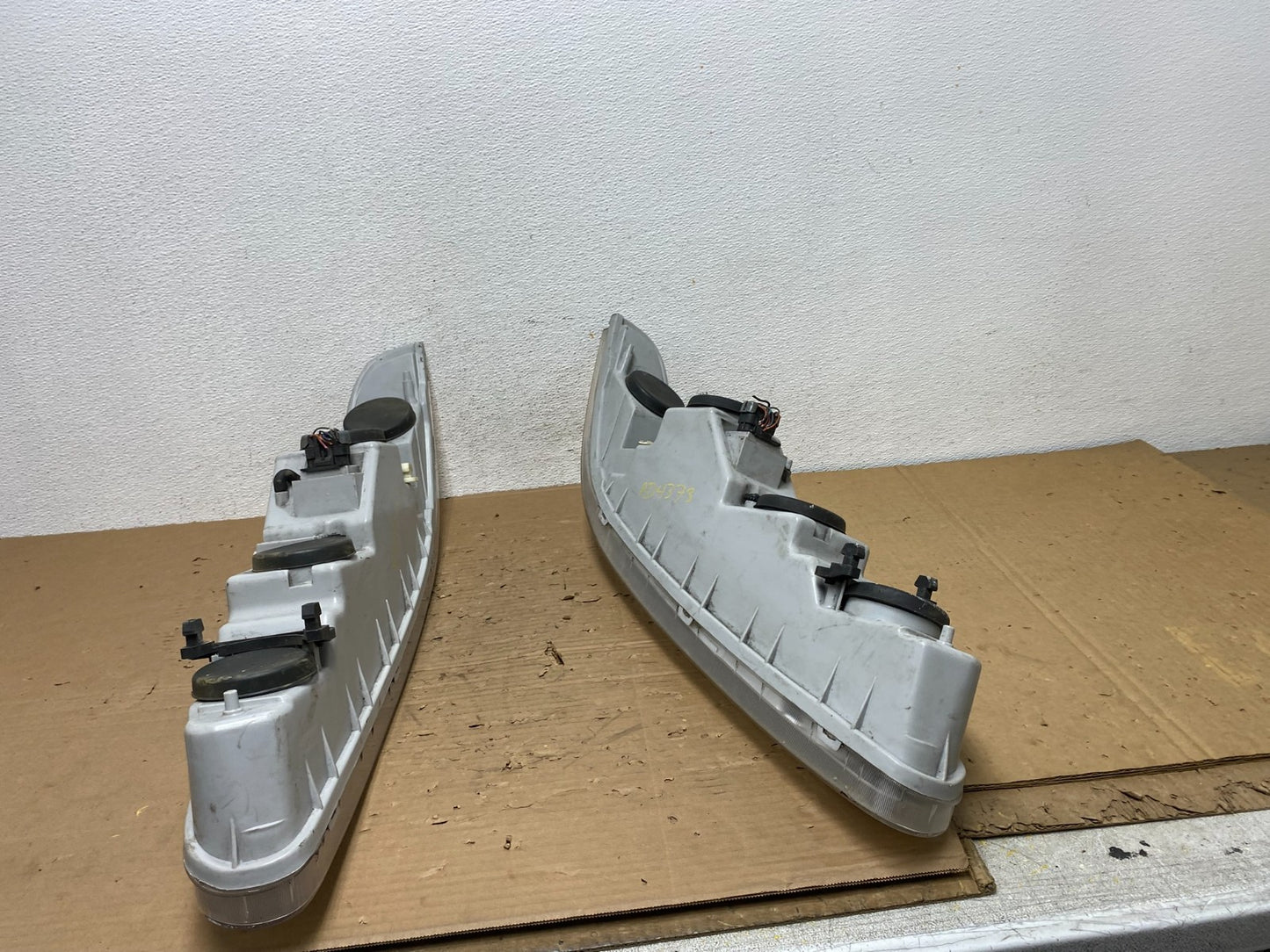 1998 to 2002 Oldsmobile Intrigue Left+Right Side Halogen Headlights AD4373 DG8