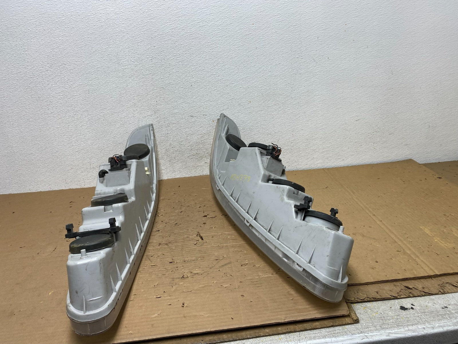 1998 to 2002 Oldsmobile Intrigue Left+Right Side Halogen Headlights AD4373 DG8