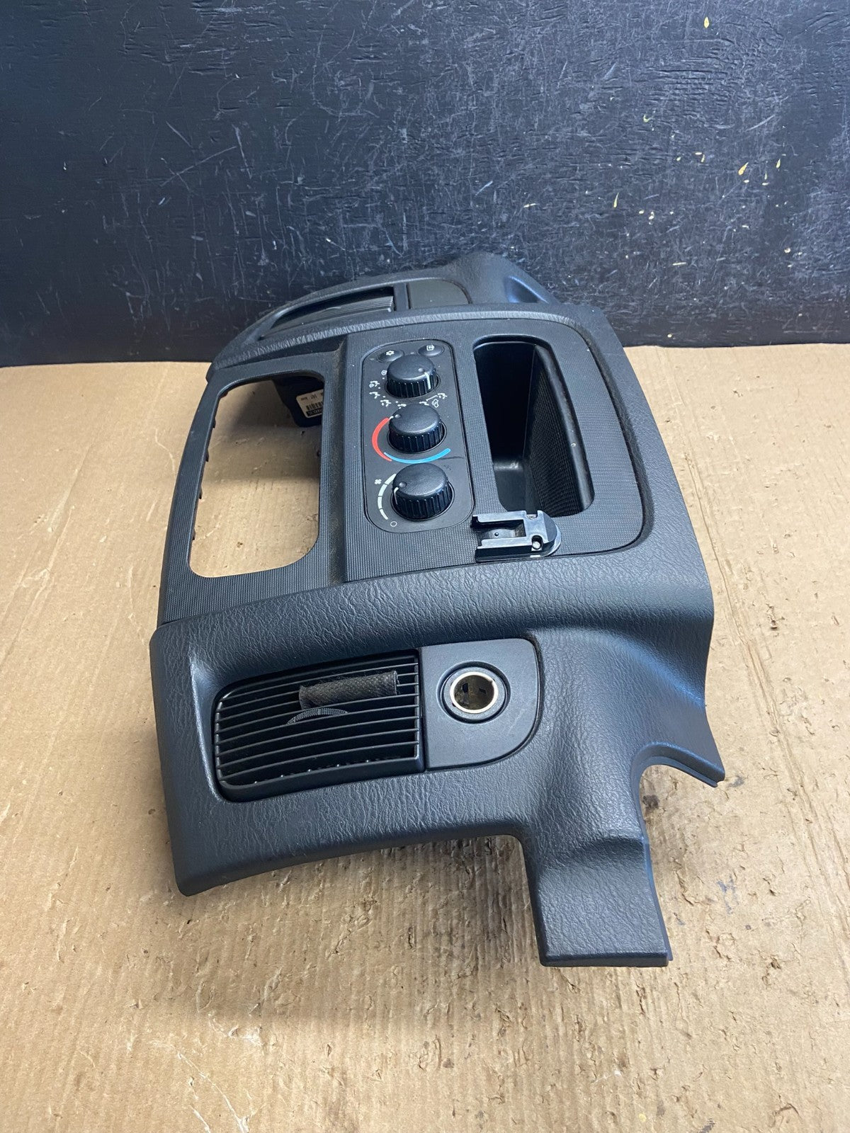 2002 to 2005 Dodge Ram Radio Climate Control Dash Air Vent Bezel Trim AF1521 DG1