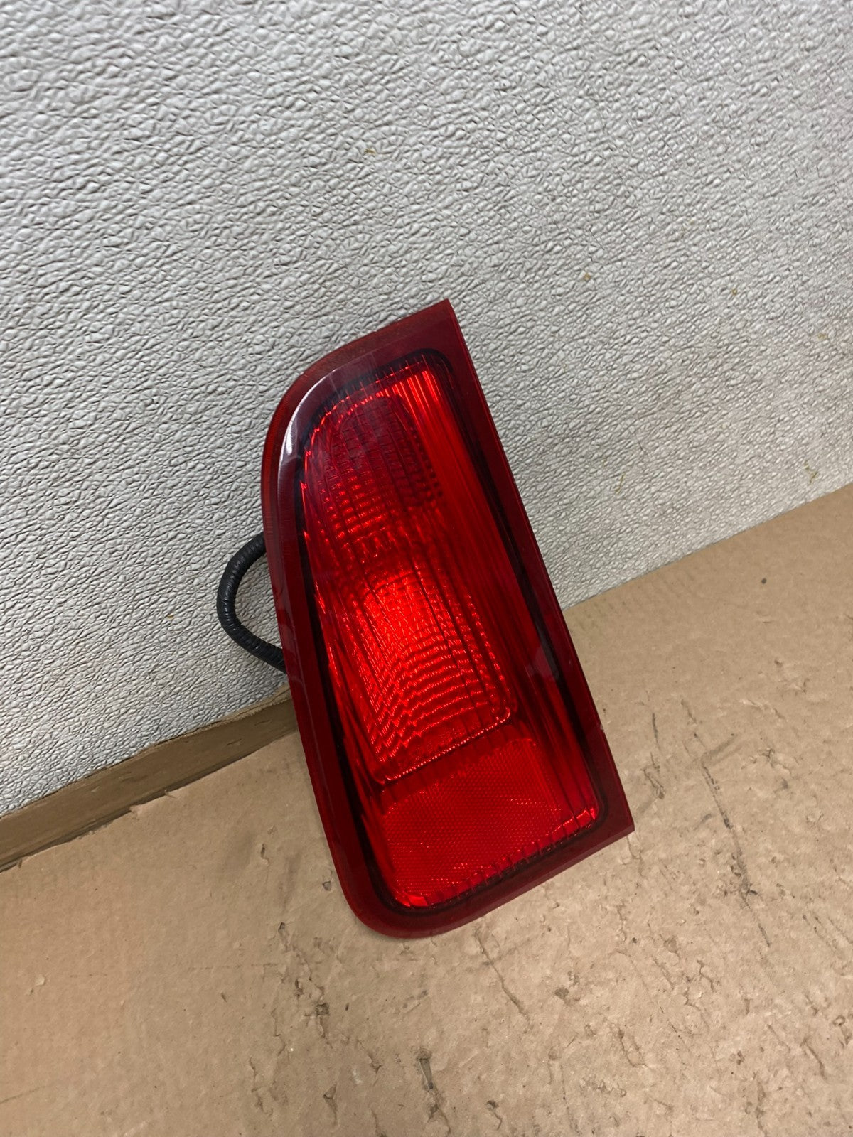 2003-2006 Lincoln Navigator Right Passenger Side Tail Light Inner U8834 DW2