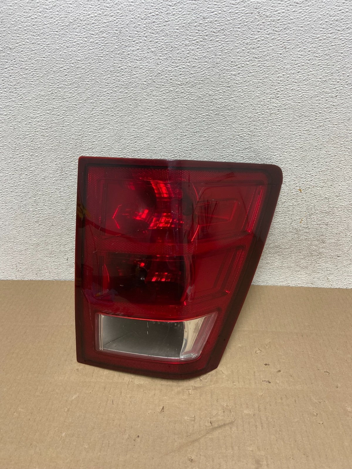 2005 - 2006 Jeep Grand Cherokee Right Passenger Rh Side Tail Light AG5866 DW0