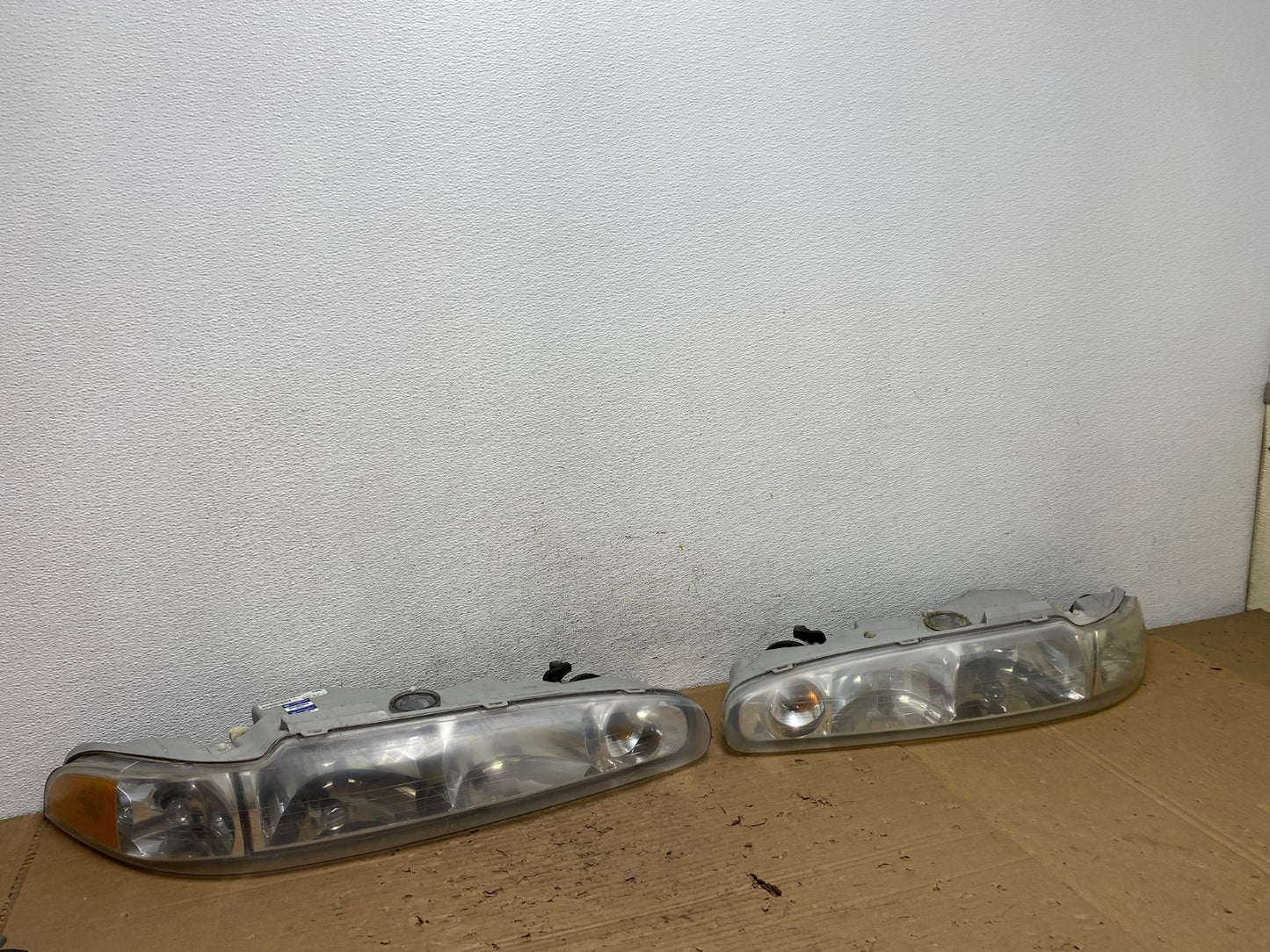 1998 to 2002 Oldsmobile Intrigue Left+Right Side Halogen Headlights AD4373 DG2