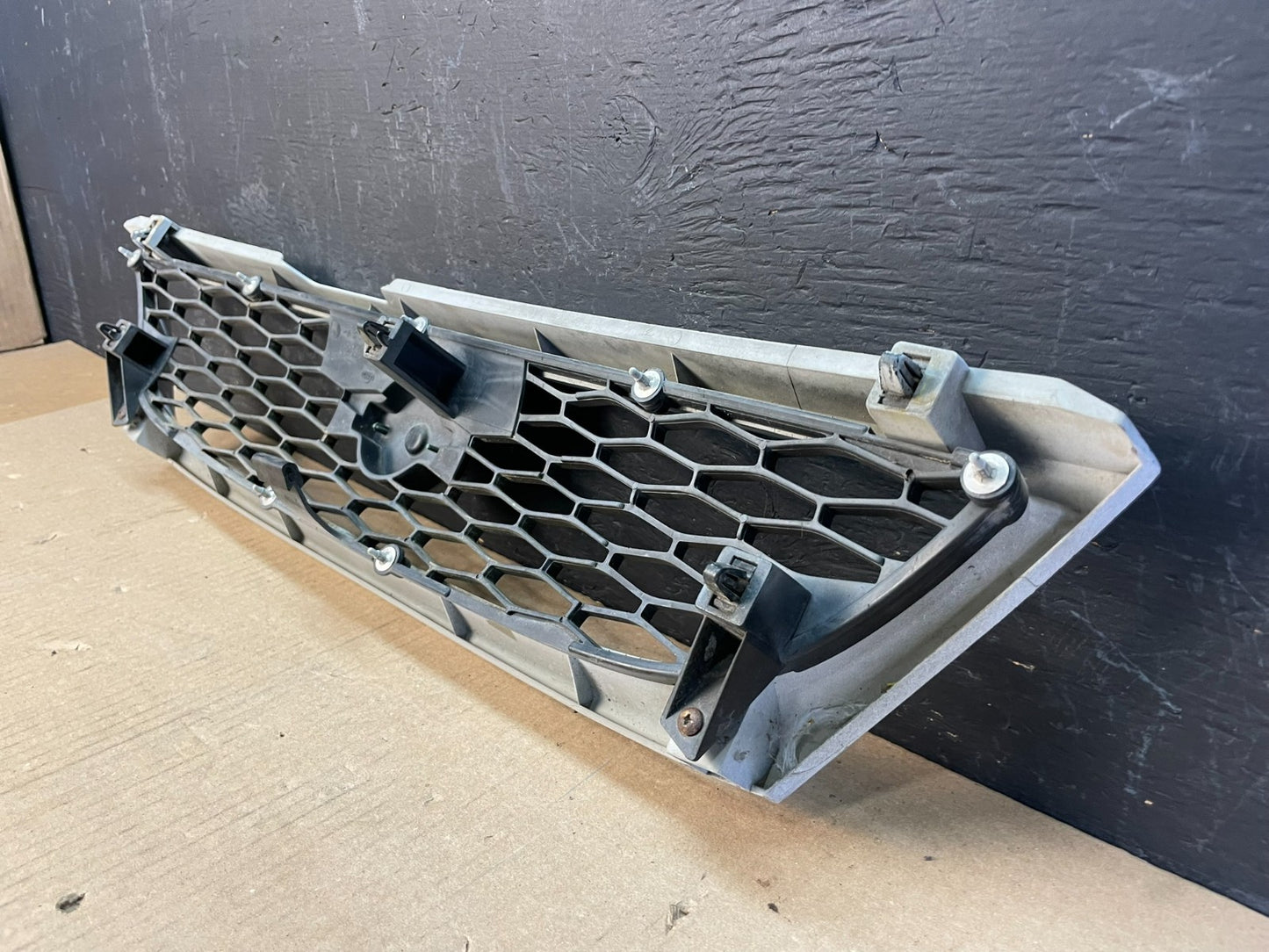 1998 to 1999 Nissan Sentra Front Grille Grill 623108B725 AB78677