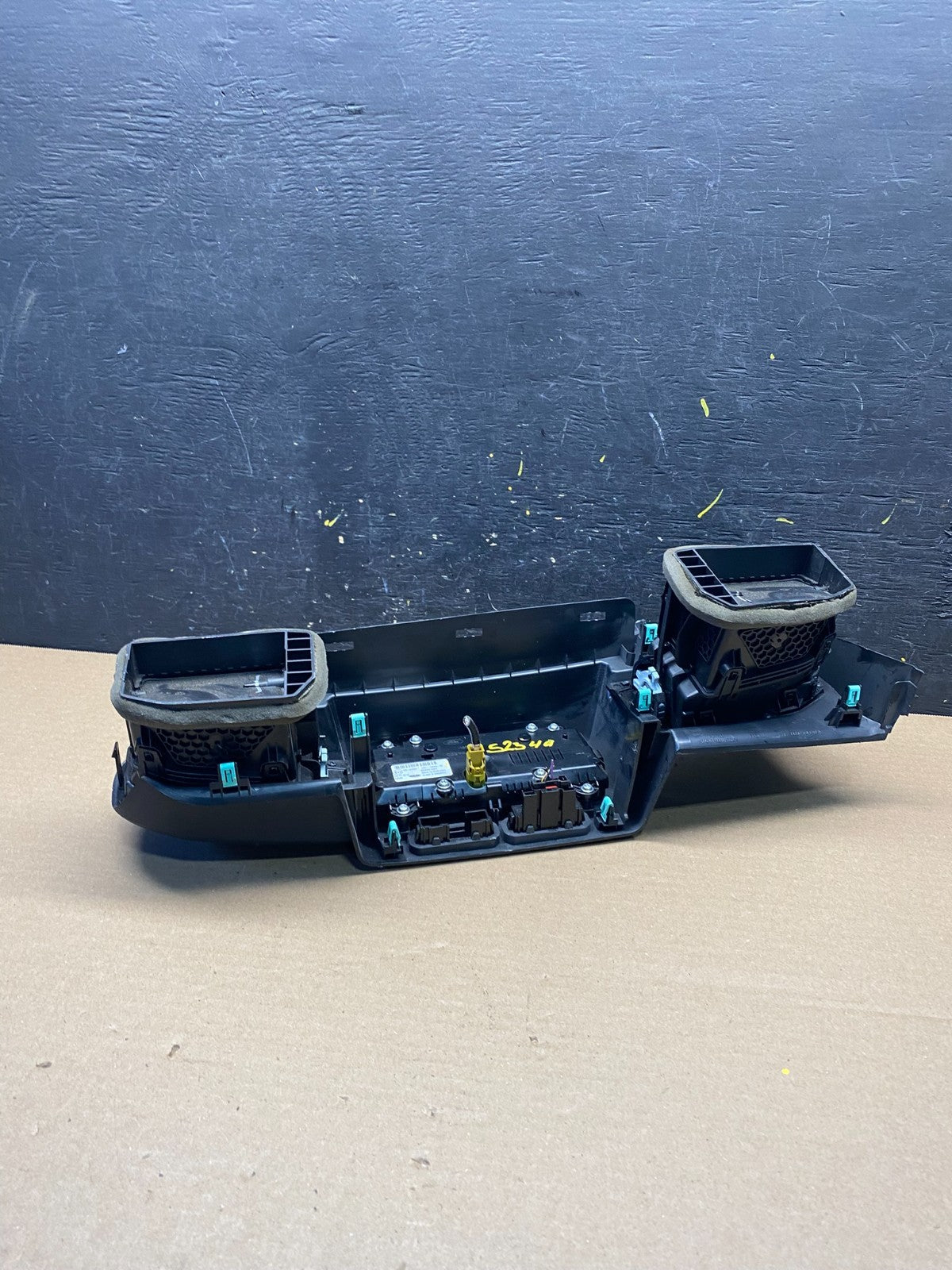 2020 to 2023 Ford Explorer Console Radio Display Screen Air Vents S2549 DG5