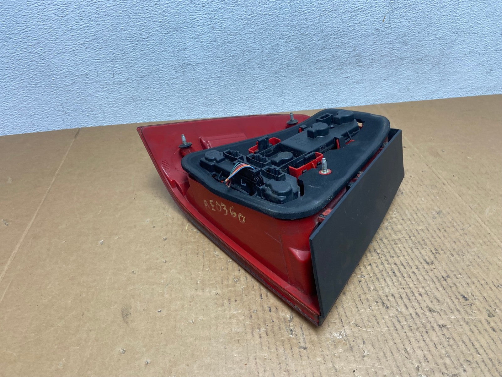 1999 to 2003 Volkswagen Jetta Sedan Right Passenger Tail Light AE0360 LK4