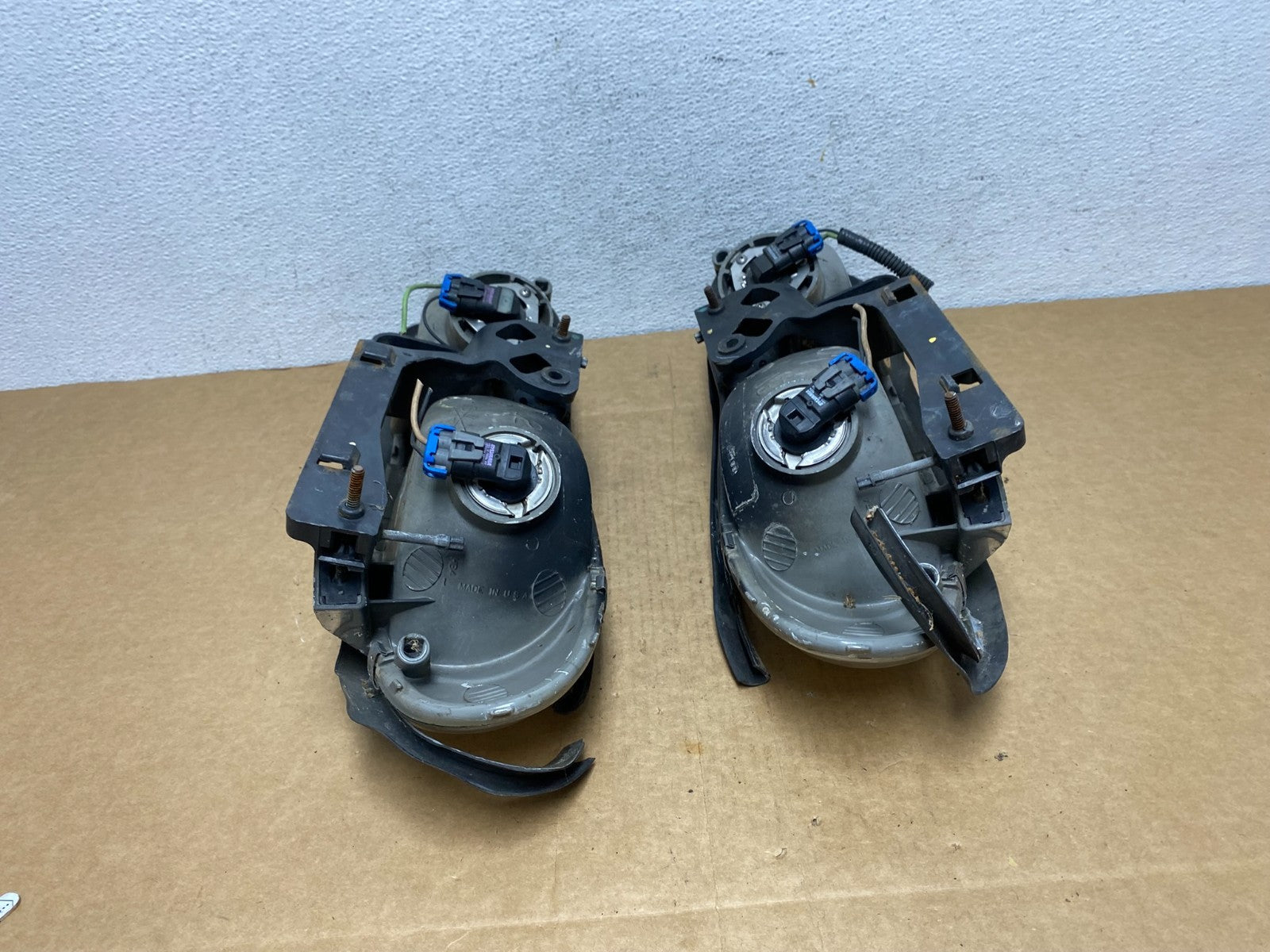 1998 to 2002 Chevrolet Camaro Pair Left and Right Headlights ad4504 DG9