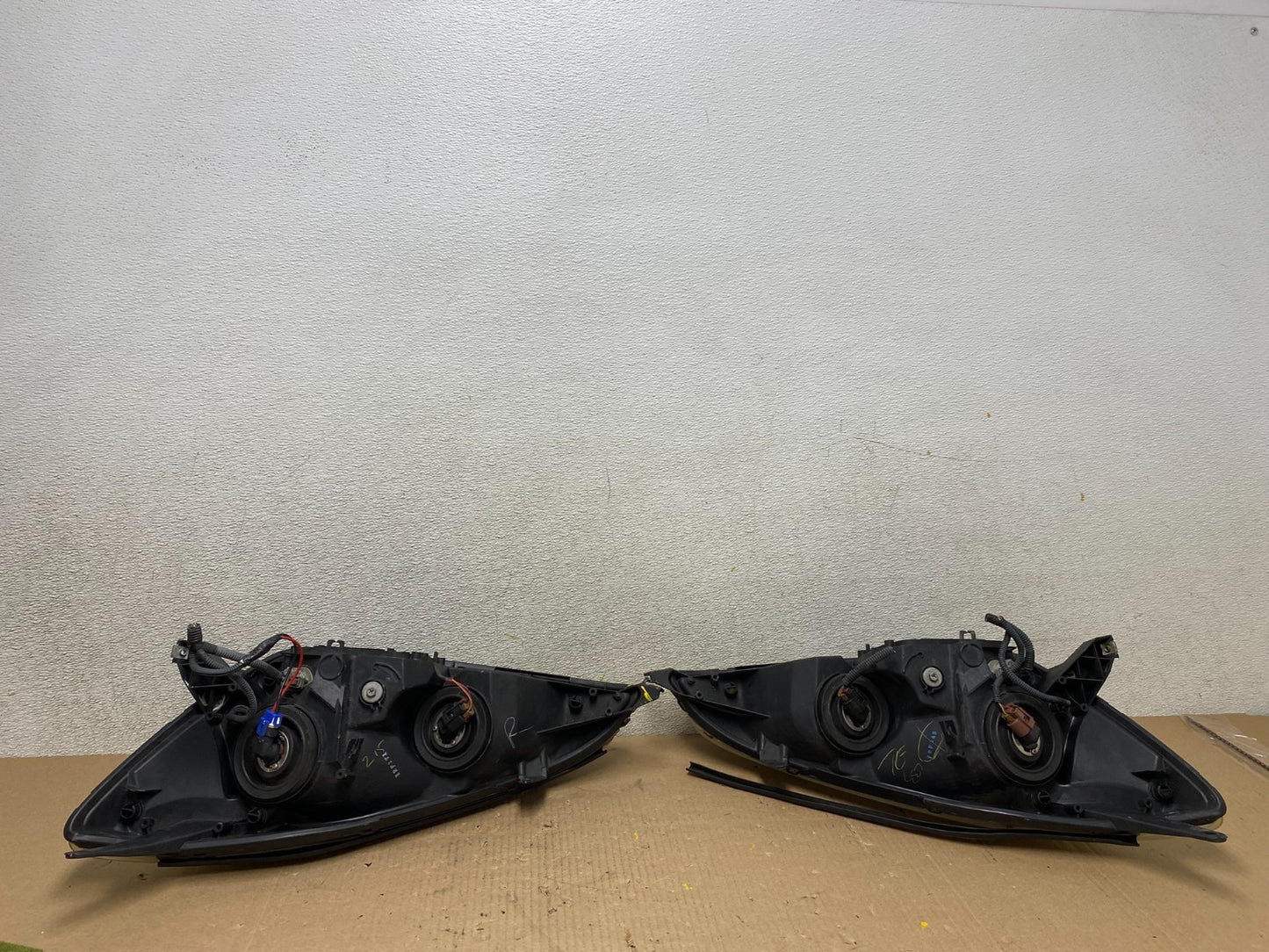 2004 2005 Toyota Sienna Left+Right Set Side Halogen Headlights R8192 DW8