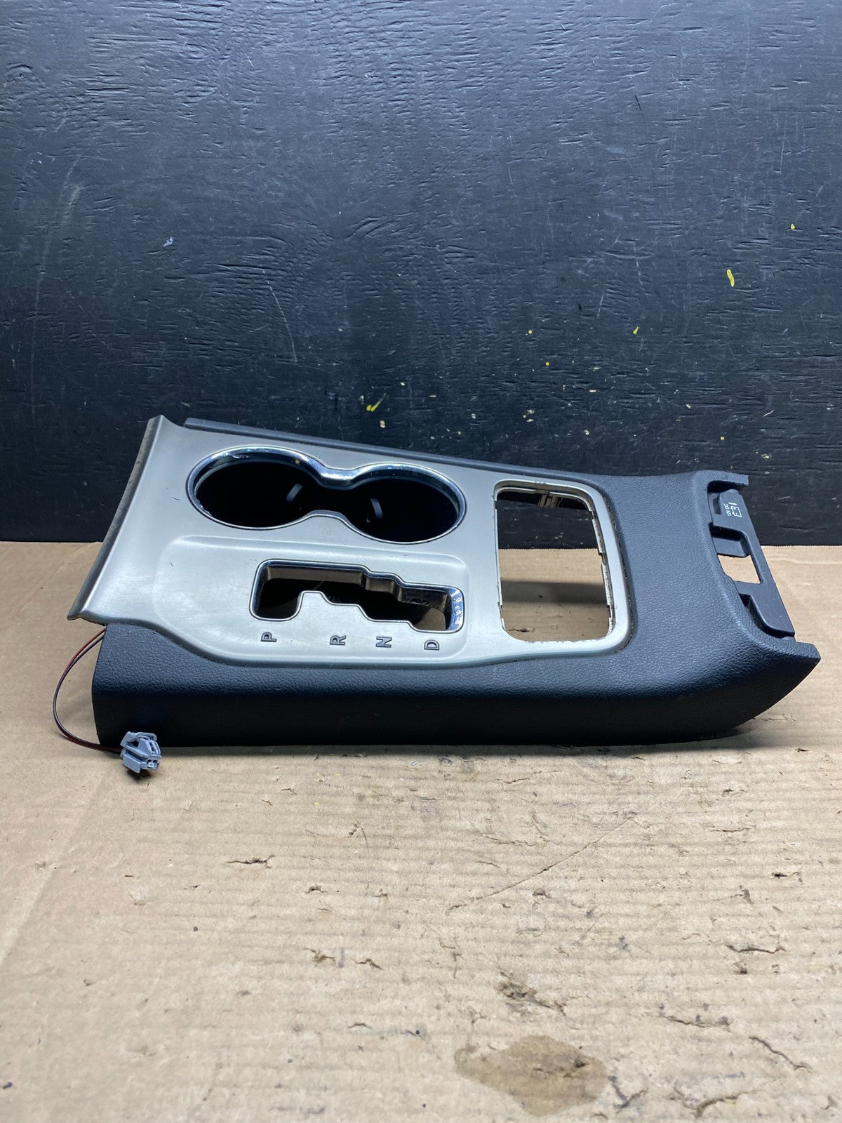 2011 to 2013 Jeep Grand Cherokee Center Console Shifter Cup Holder Q2665 DG4